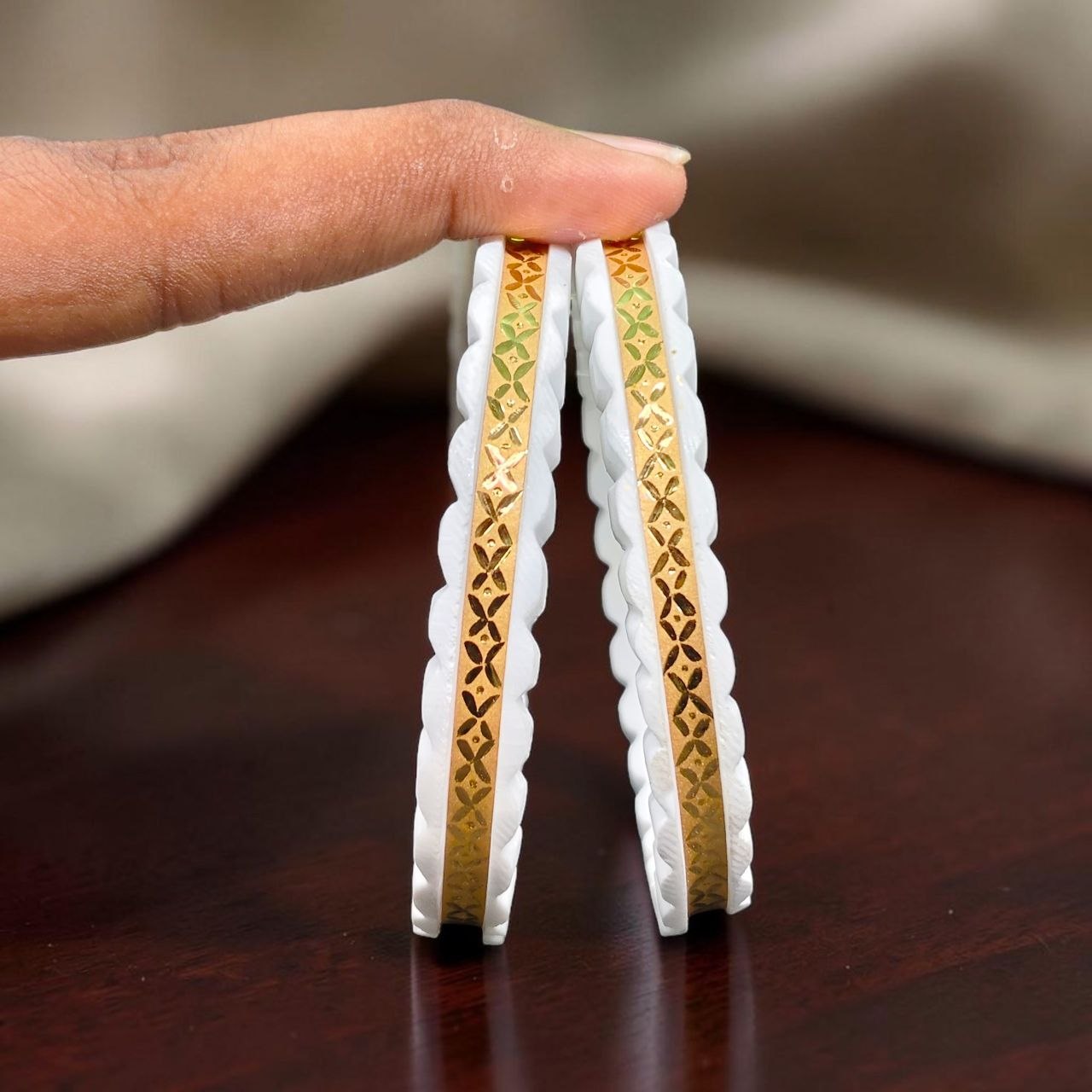 SAKHA BADHANO- (SIZE:24) WGT: 1.550 GM APPROX HUID HALLMARK 22KT GOLD SAKHA BADHANO BANGLES 1 PAIR DESIGN FOR REGULAR USE.