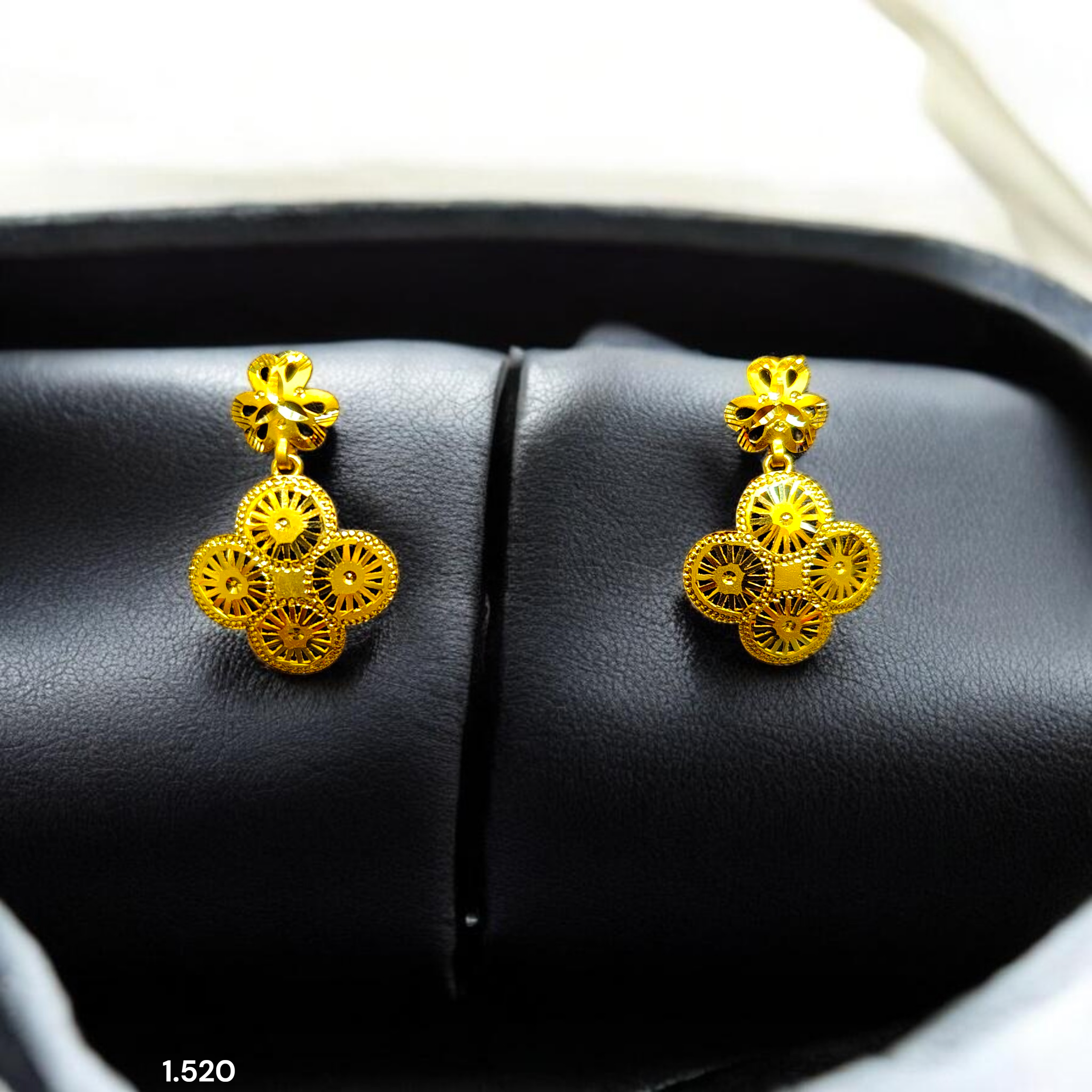 GOLD EARRINGS- WGT: 1.520 GM APPROX BIS CERTIFIED HUID HALLMARK 9KT GOLD EARRINGS 1 PAIR FOR WOMEN.