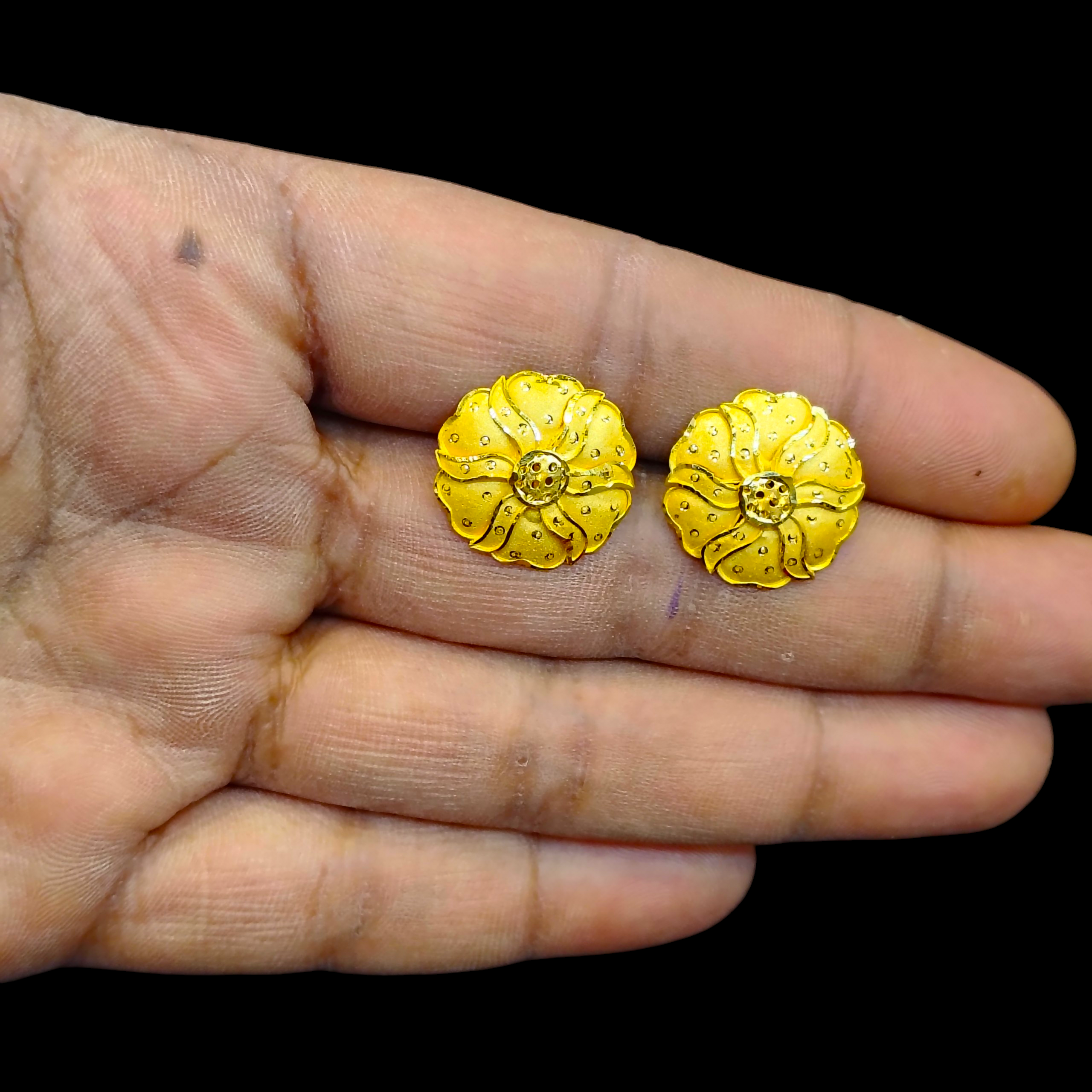 STUD EARRING- BIS CERTIFIED WGT: 2.020 GM APPROX HUID HALLMARK 916 22KT GOLD PASHA TOPS 1 PAIR FOR WOMEN.