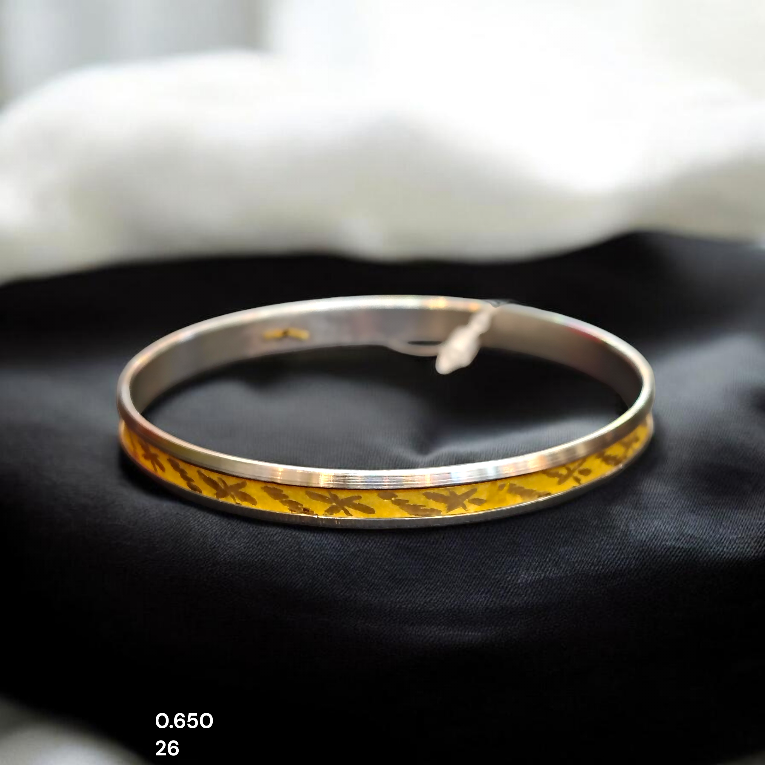 GOLD CHURI NOA- (SIZE: 26) WGT: 0.650 GM APPROX 22KT HUID HALLMARK GOLD NOA BANGLES 1 PIECE.