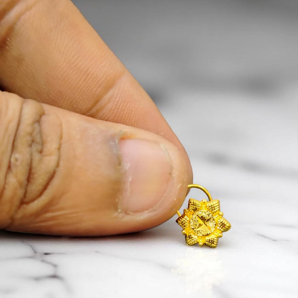 RAJLAXMI WGT: 0.390 GM APPROX HUID HALLMARK 22KT GOLD NOSEPIN 1 PIECE FOR WOMEN.