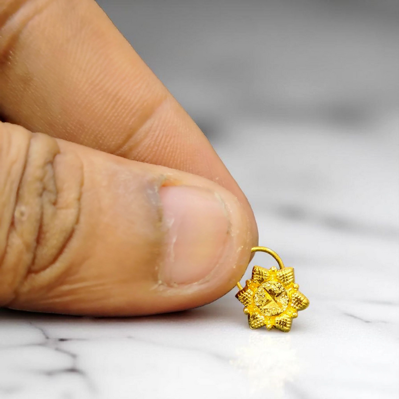 RAJLAXMI WGT: 0.390 GM APPROX HUID HALLMARK 22KT GOLD NOSEPIN 1 PIECE FOR WOMEN.