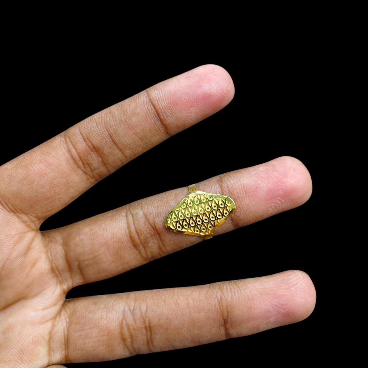 LADIES RING- (SIZE: 12) WGT: 0.520 GM APPROX BIS CERTIFIED HUID HALLMARK 9KT GOLD FINGER RING FOR WOMEN 1 PIECE