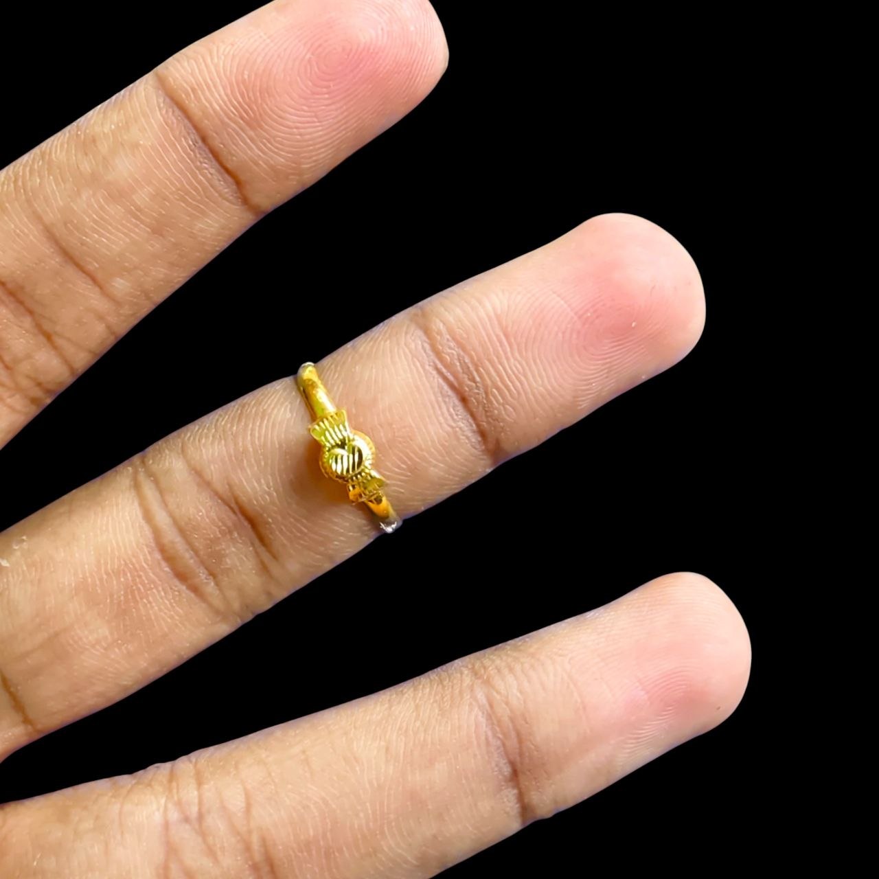 LADIES RING- (SIZE: 12) WGT: 0.290 GM APPROX BIS CERTIFIED HUID HALLMARK 9KT GOLD THUMB RING FOR UNISEX 1 PIECE.