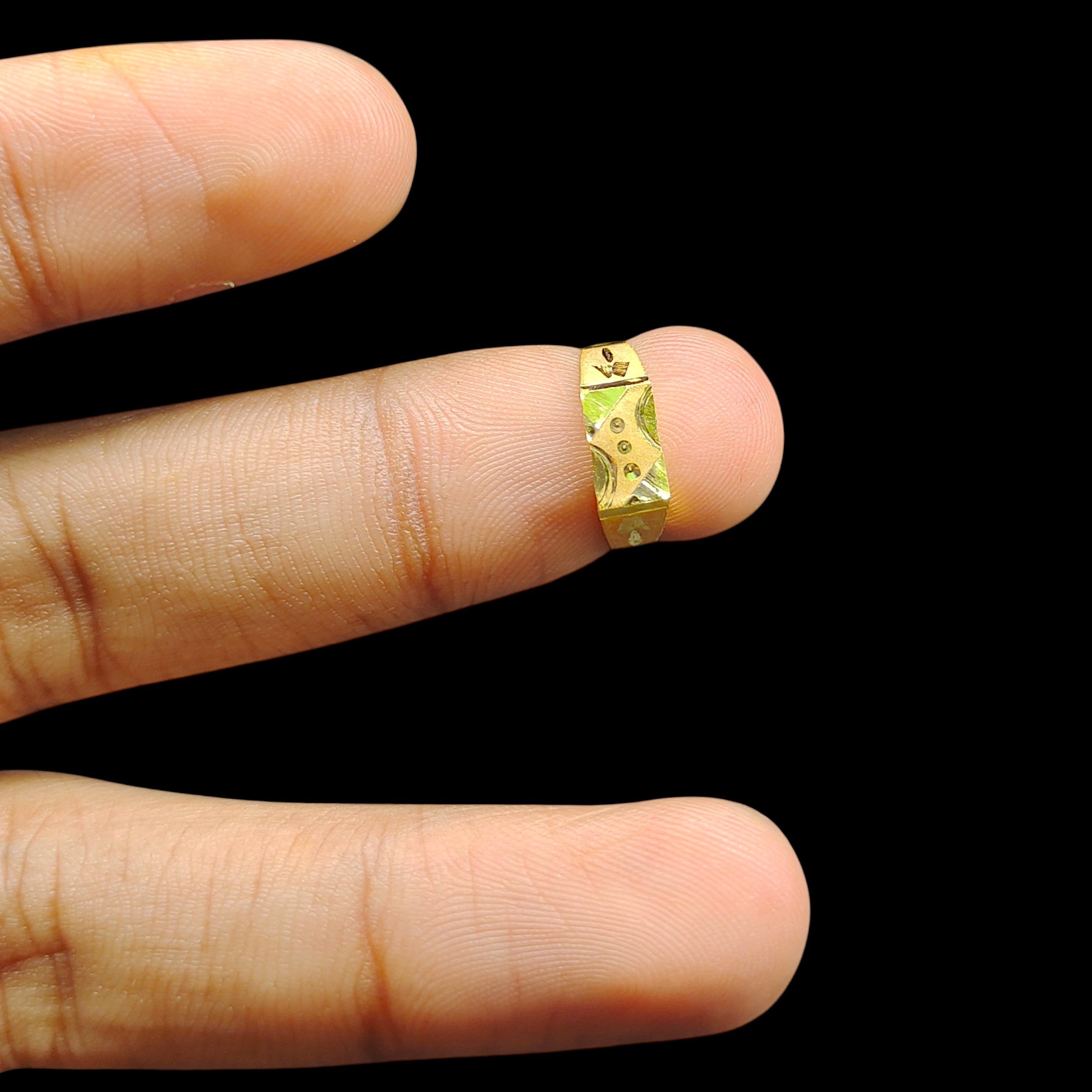 BABY JEWELLERY- TRJ WGT: 0.230 GM APPROX 375 9KT HUID HALLMARK GOLD BABY FINGER RING 1 PIECE FOR RICE CEREMONY & BIRTHDAY.(WSWKJU)
