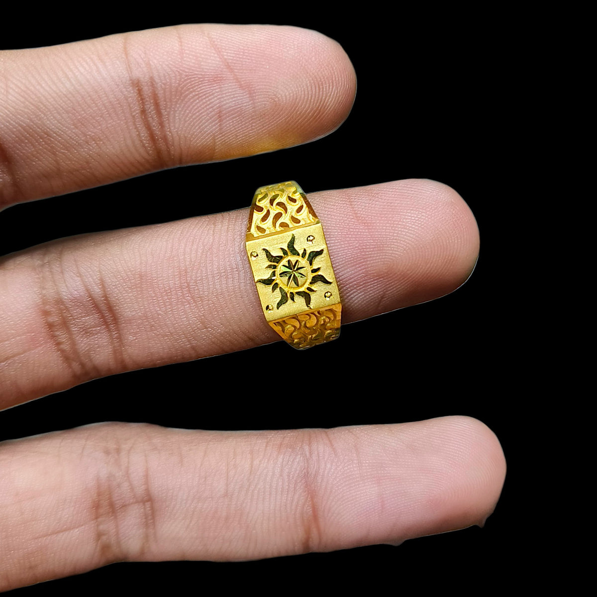 GENTS RING- (HCRZQ3) TRJ (SIZE:25) (WGT: 1.550 GM APPROX) BIS CERTIFIED HUID HALLMARK 375 9KT GOLD FINGER RING FOR MEN 1 PIECE.