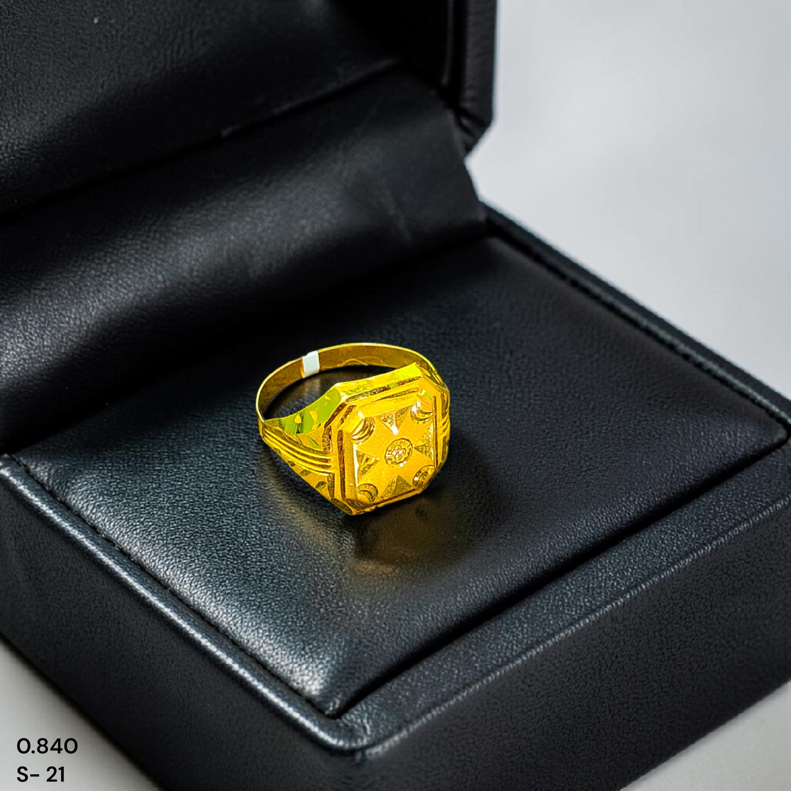 GENTS RING- TRJ (SIZE:21) WGT: 0.840 GM APPROX BIS CERTIFIED HUID HALLMARK 375 9KT GOLD FINGER RING FOR MEN 1 PIECE.