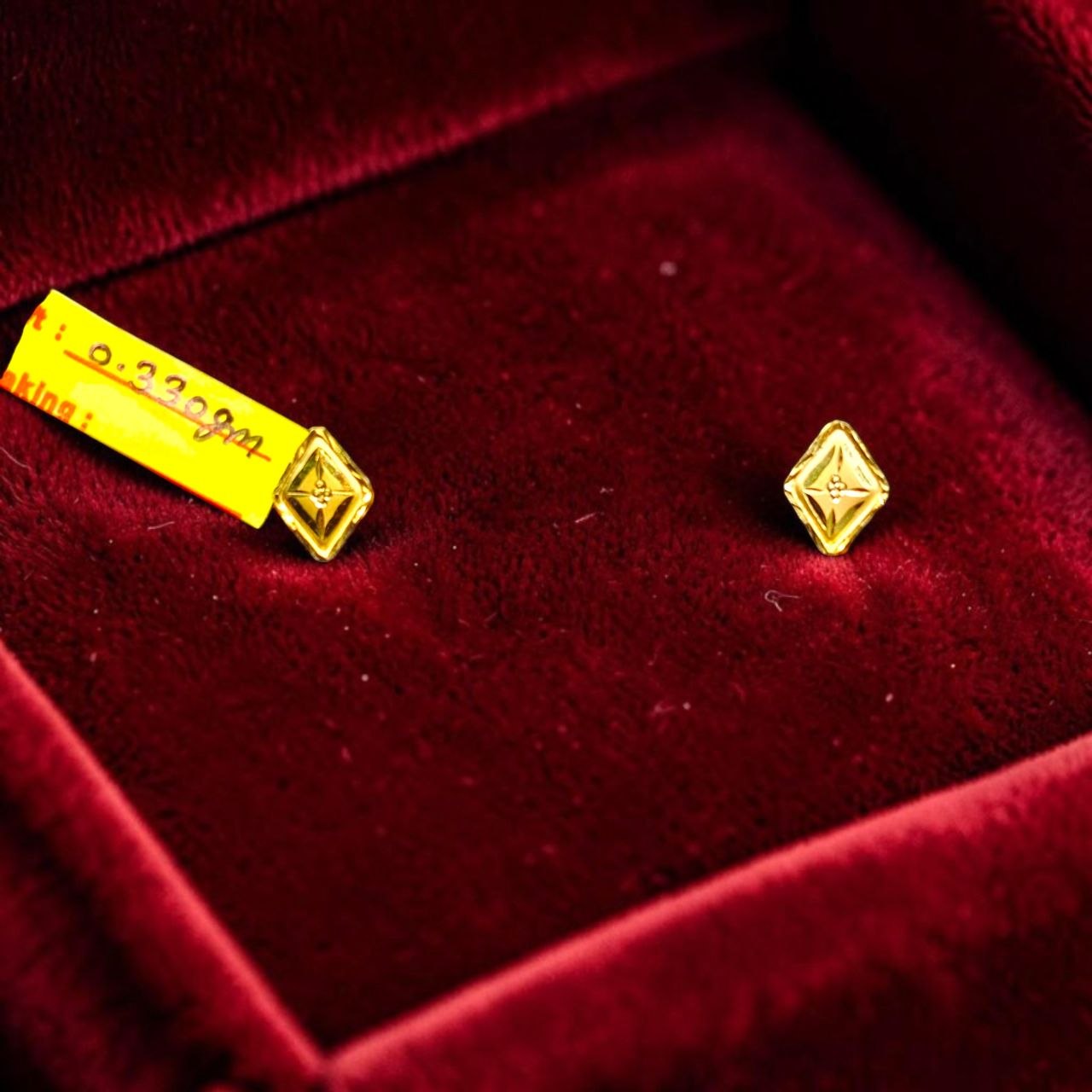 GOLD TOPS- BIS CERTIFIED (WGT: 0.330 GM APPROX) HUID HALLMARK 375 9KT GOLD TOPS 1 PAIR BEST FOR MARRIAGE GIFT.