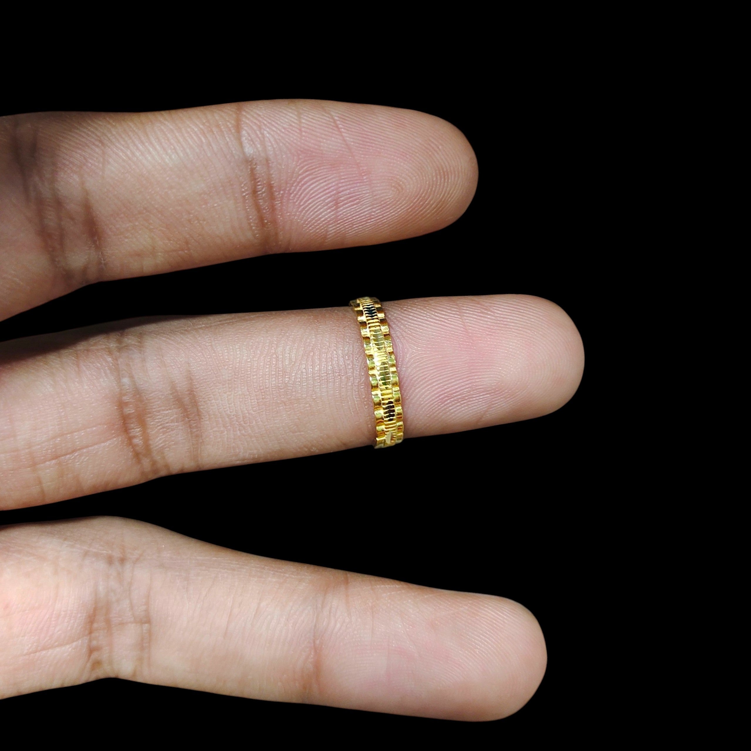 LADIES RING- (SIZE: 13) WGT: 1.420 GM APPROX BIS CERTIFIED HUID HALLMARK 9KT GOLD THUMB RING FOR UNISEX 1 PIECE.