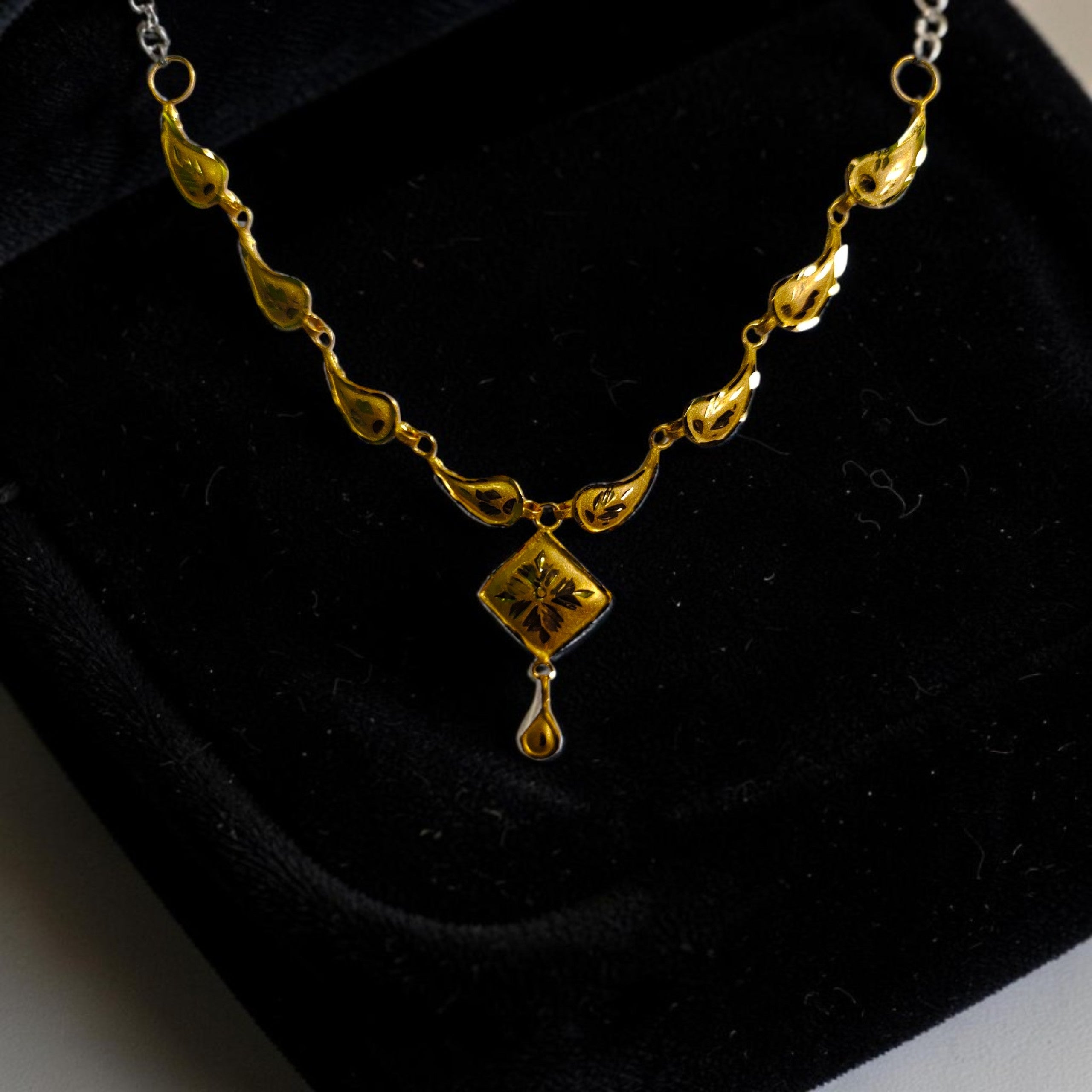 GOLD CHOKER NECKLACE-(WGT: 0.698 GM APPROX) BIS CERTIFIED HUID HALLMARK 9KT GOLD NECKLACE 1 PIECE FOR WOMEN.