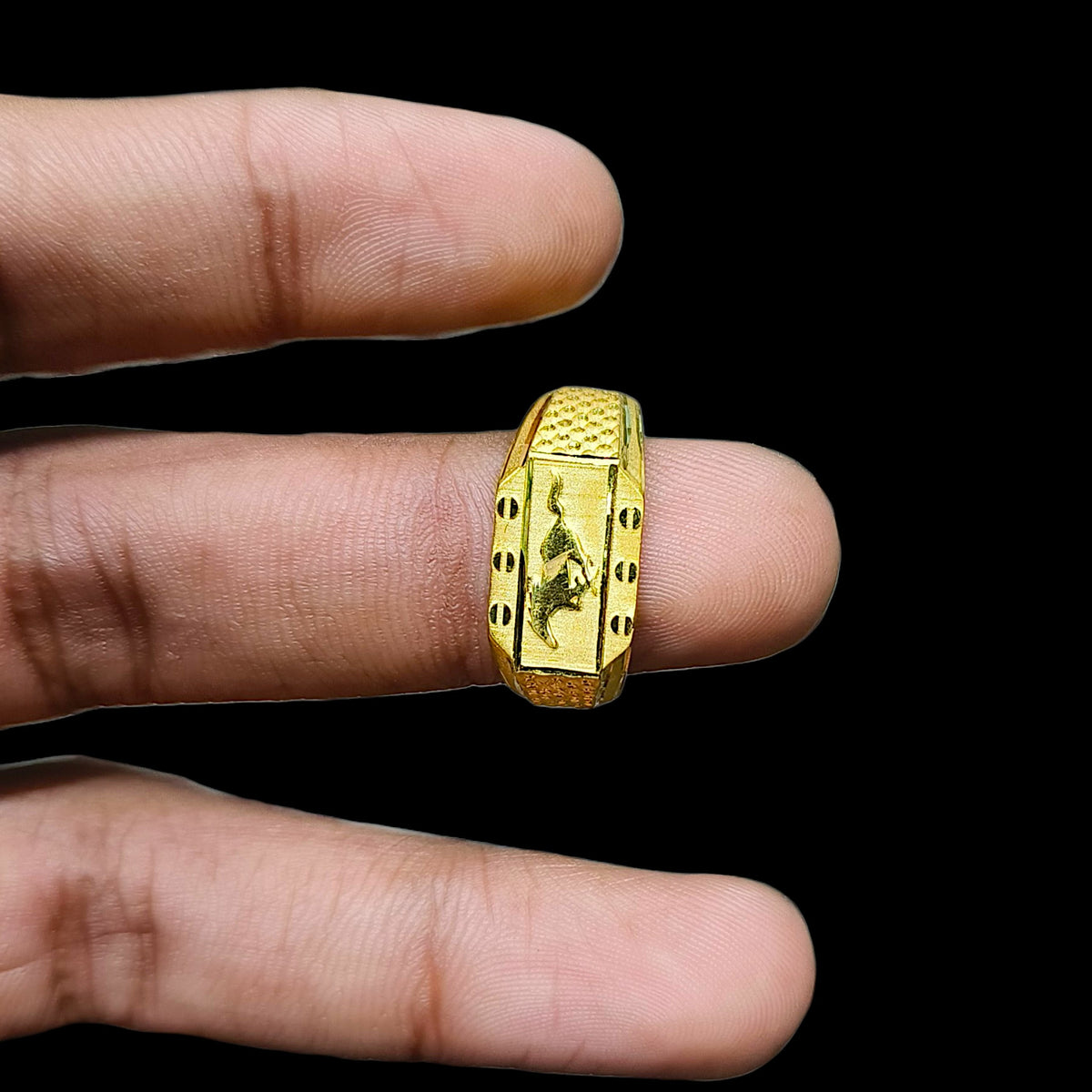 GENTS RING- (8ABZ1Z) TRJ (SIZE:25) (WGT: 1.780 GM APPROX) BIS CERTIFIED HUID HALLMARK 375 9KT GOLD FINGER RING FOR MEN 1 PIECE.
