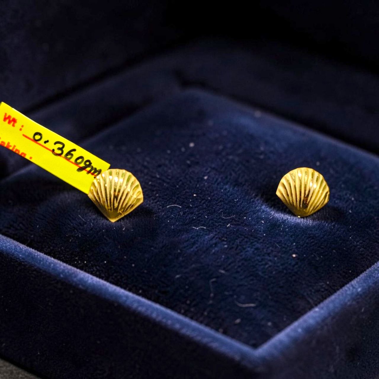 GOLD TOPS- BIS CERTIFIED (WGT: 0.360 GM APPROX) HUID HALLMARK 375 9KT GOLD TOPS 1 PAIR BEST FOR MARRIAGE GIFT.