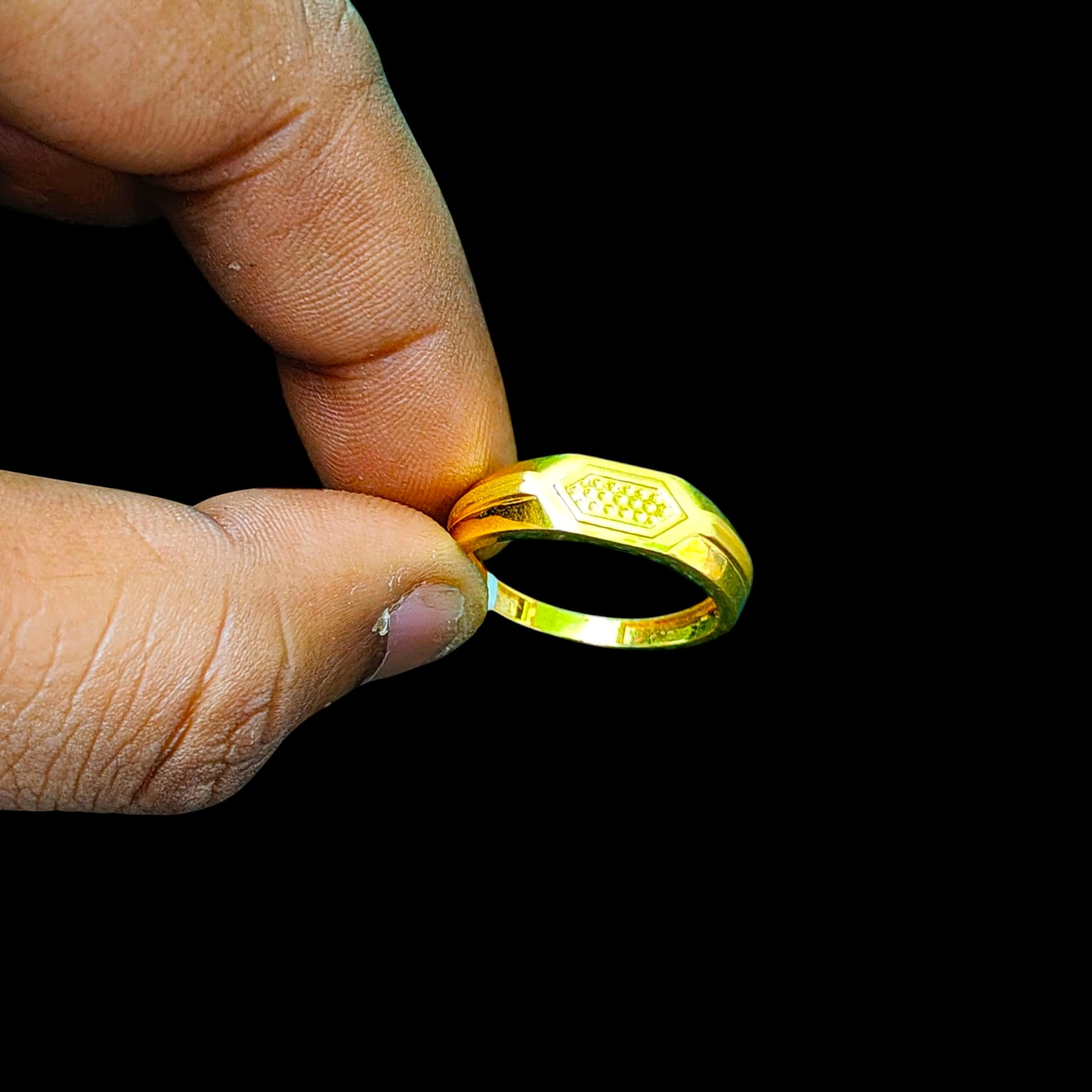 GENTS RING- TRJ (SIZE:20) WGT: 1.220 GM APPROX BIS CERTIFIED HUID HALLMARK 375 9KT GOLD FINGER RING FOR MEN 1 PIECE.