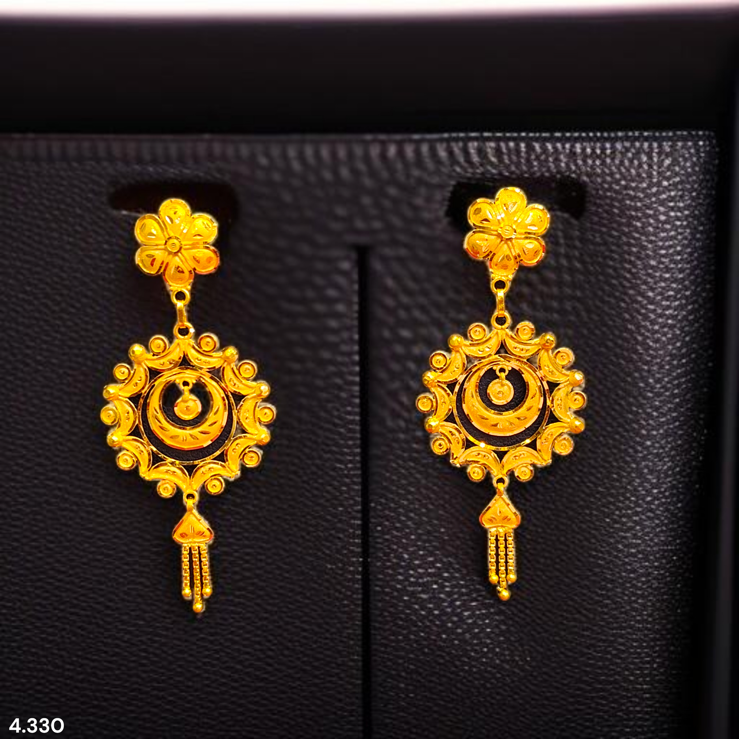 (GER22) BIS CERTIFIED WGT: 4.330 GM APPROX HUID HALLMARK 916 22KT GOLD EARRINGS KANBALA 1 PAIR FOR WOMEN.