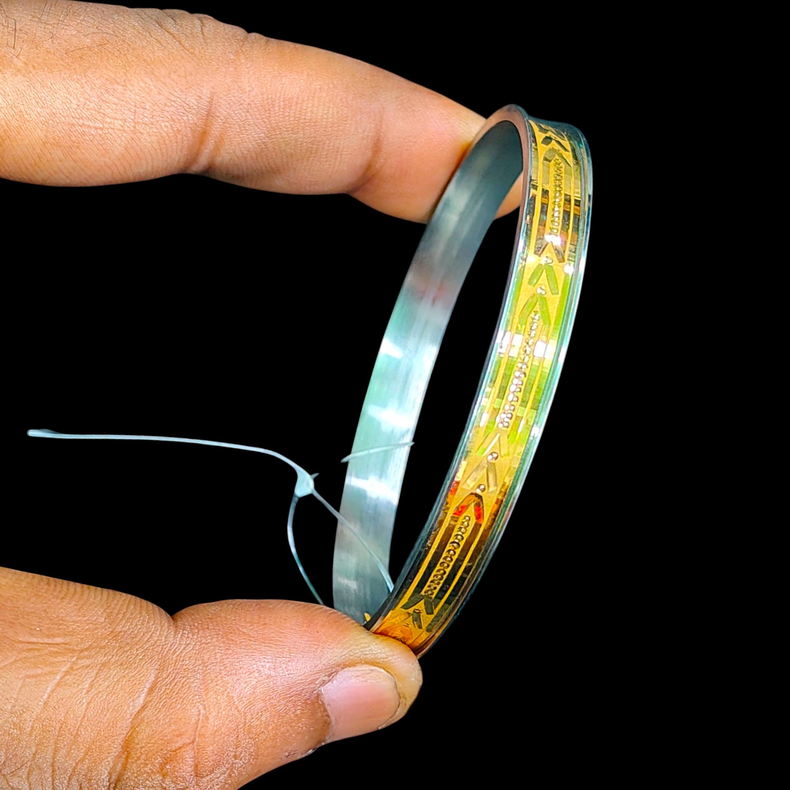 GOLD CHURI NOA- (SIZE: 23) WGT: 1.040 GM APPROX 22KT HUID HALLMARK GOLD NOA BANGLES 1 PIECE.