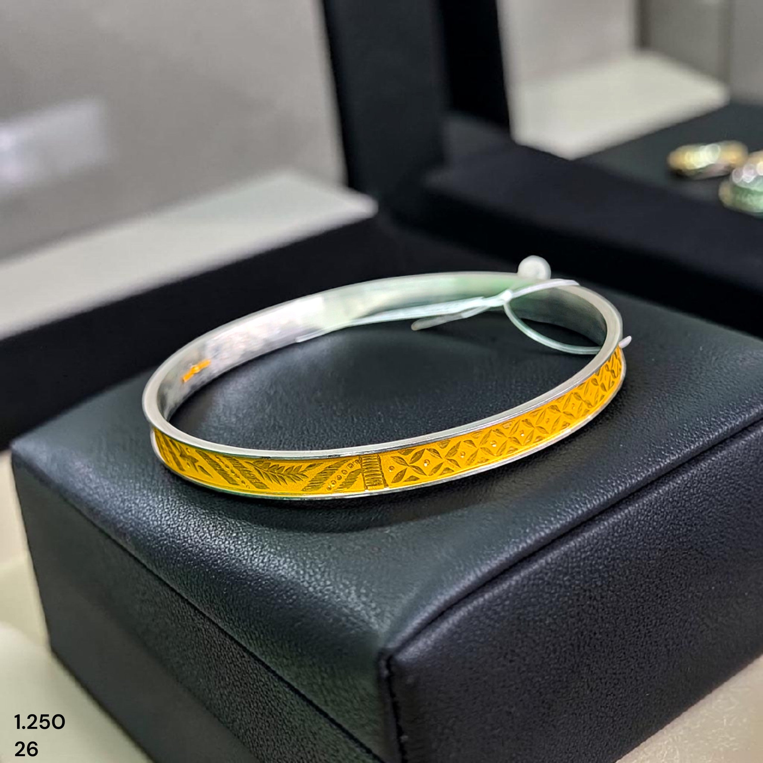 GOLD CHURI NOA- (SIZE: 26) WGT: 1.250 GM APPROX 22KT HUID HALLMARK GOLD NOA BANGLES 1 PIECE.
