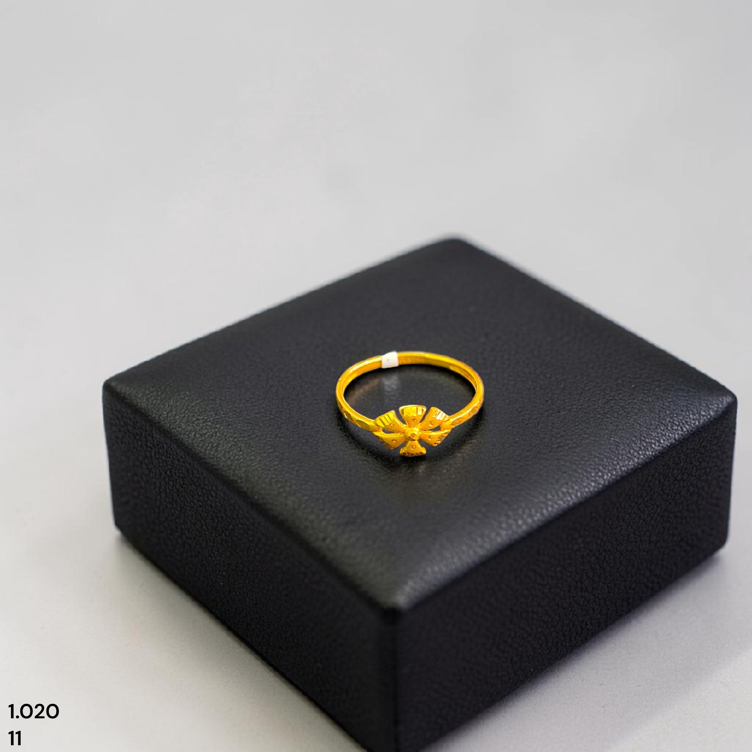 LADIES RING- (SIZE: 11) WGT: 1.020 GM APPROX 22KT HUID HALLMARK GOLD RING FOR WOMEN 1 PIECE.