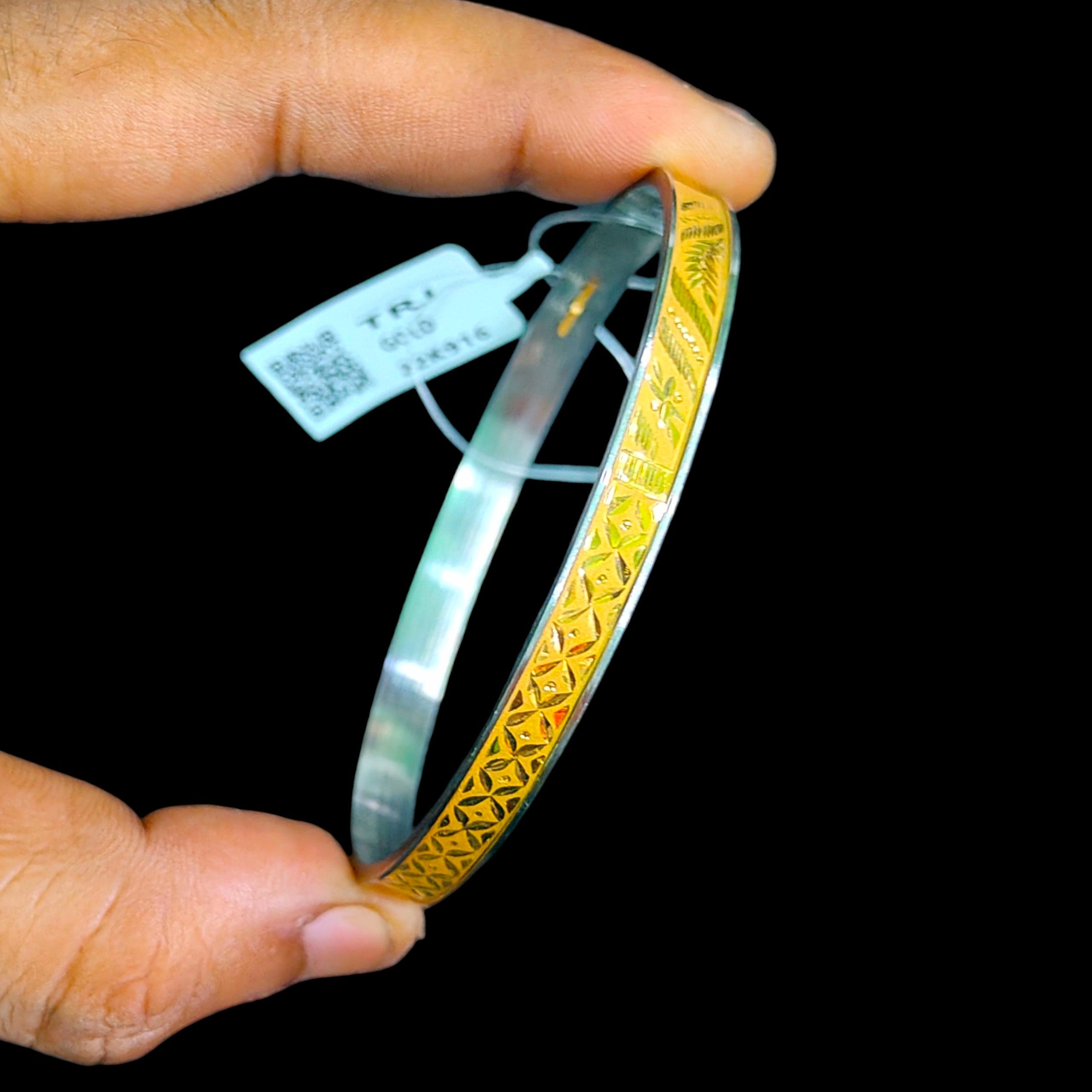 GOLD CHURI NOA- (SIZE: 26) WGT: 1.250 GM APPROX 22KT HUID HALLMARK GOLD NOA BANGLES 1 PIECE.
