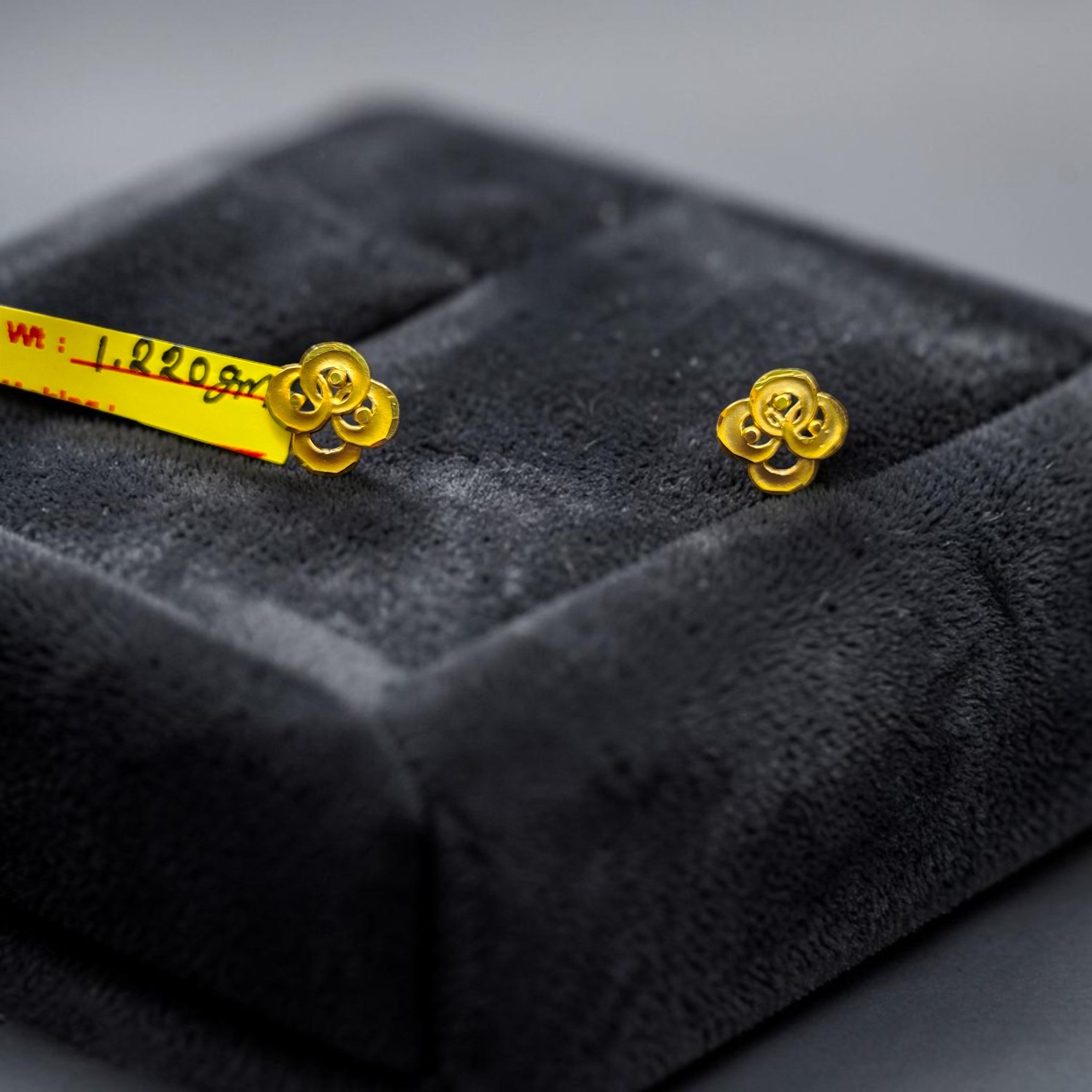 GOLD TOPS- BIS CERTIFIED (WGT: 1.220 GM APPROX) HUID HALLMARK 375 9KT GOLD TOPS 1 PAIR BEST FOR MARRIAGE GIFT.