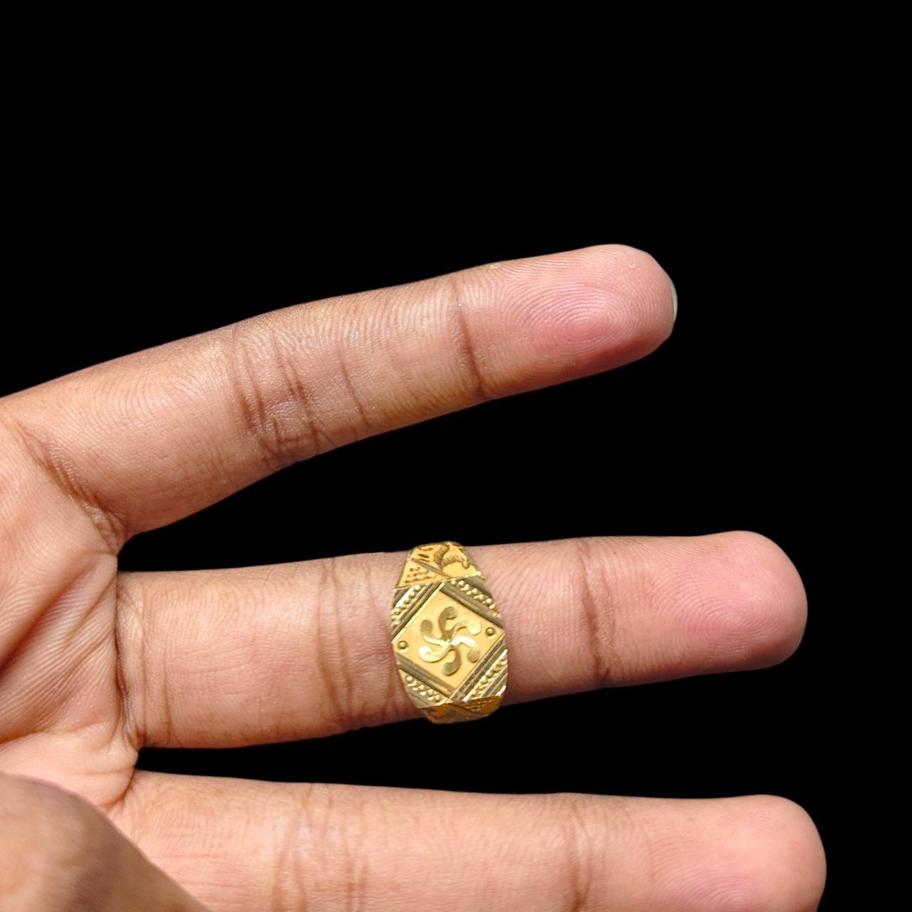 GENTS RING- SIZE:23 (WGT: 2.170 GM APPROX) BIS CERTIFIED HUID HALLMARK 916 22KT GOLD GENTS FINGER RING FOR MEN 1 PIECE.