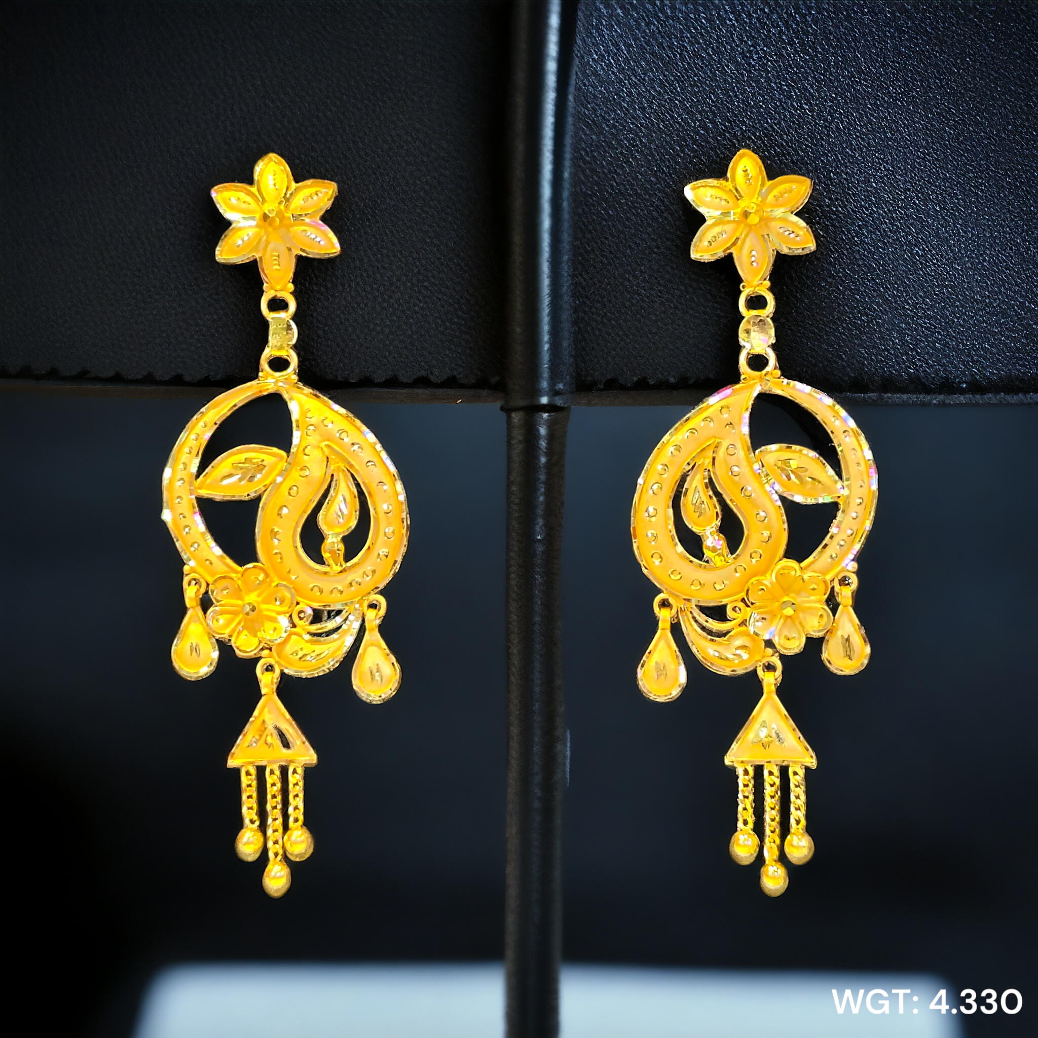 (GEK) TRJ WGT: 4.330 GM APPROX HUID HALLMARK 22KT GOLD EARRINGS KANBALA 1 PAIR FOR WOMEN.