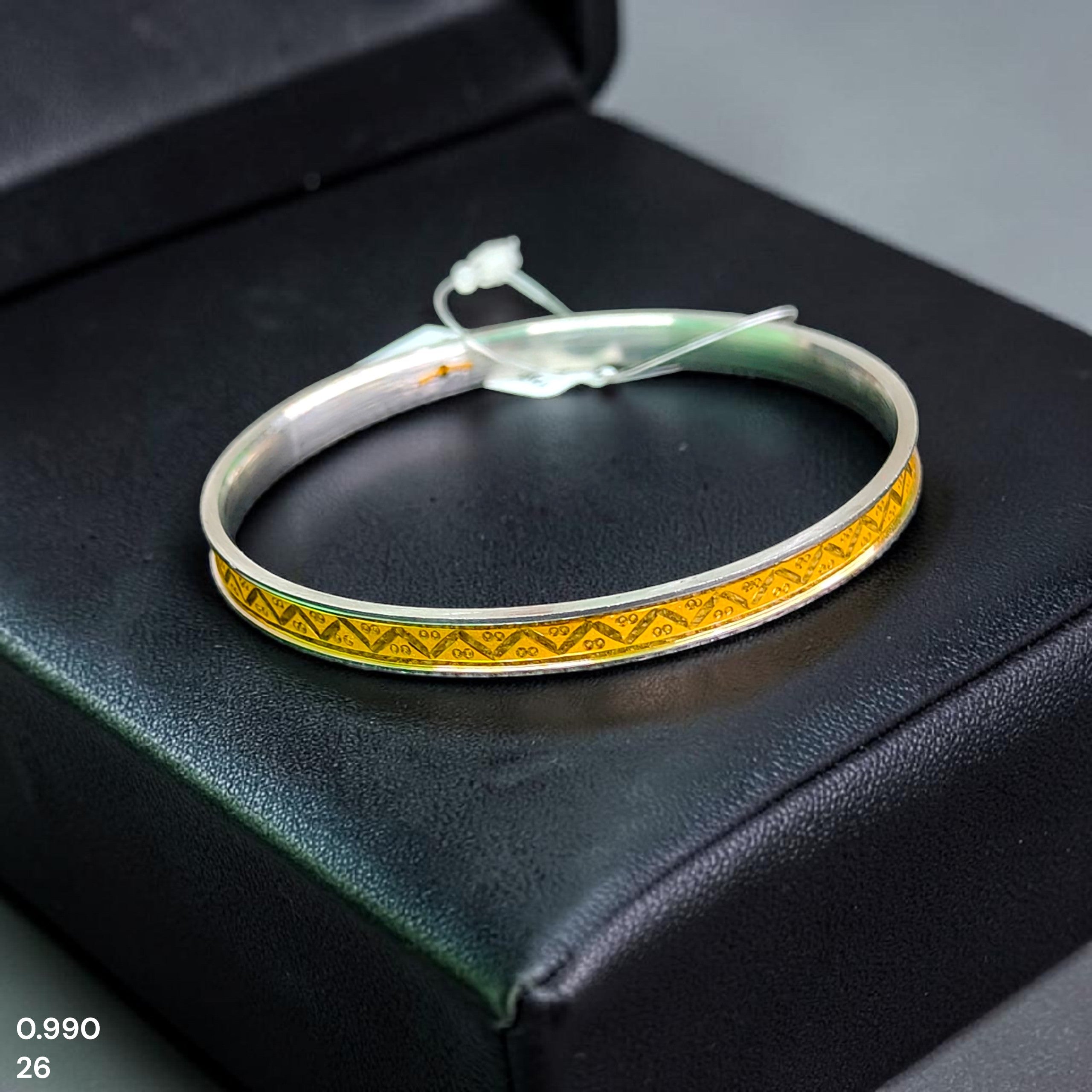 GOLD CHURI NOA- (SIZE: 26) WGT: 0.990 GM APPROX 22KT HUID HALLMARK GOLD NOA BANGLES 1 PIECE.