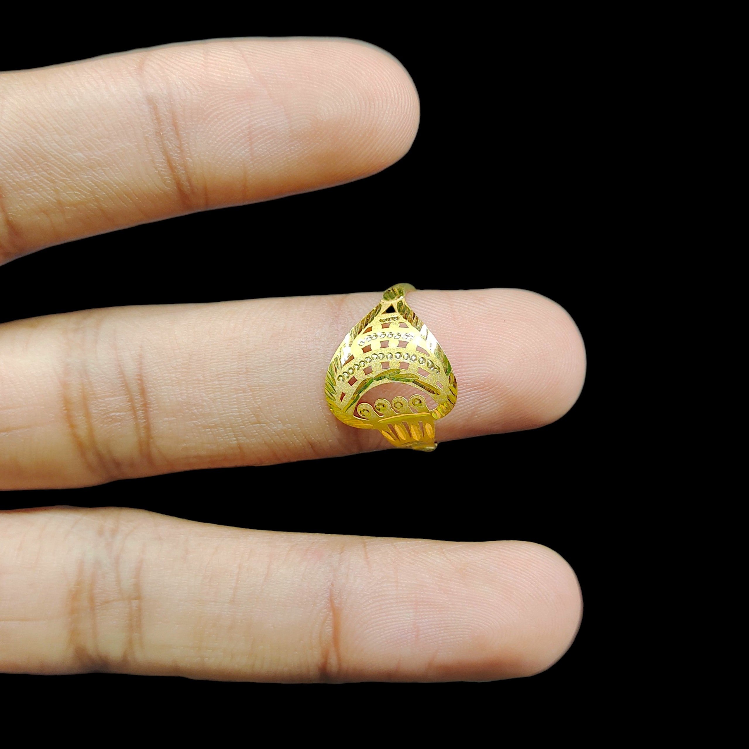 LADIES RING- (SIZE: 14) WGT: 0.420 GM APPROX BIS CERTIFIED HUID HALLMARK 9KT GOLD FINGER RING FOR WOMEN 1 PIECE. (IN8TT7)
