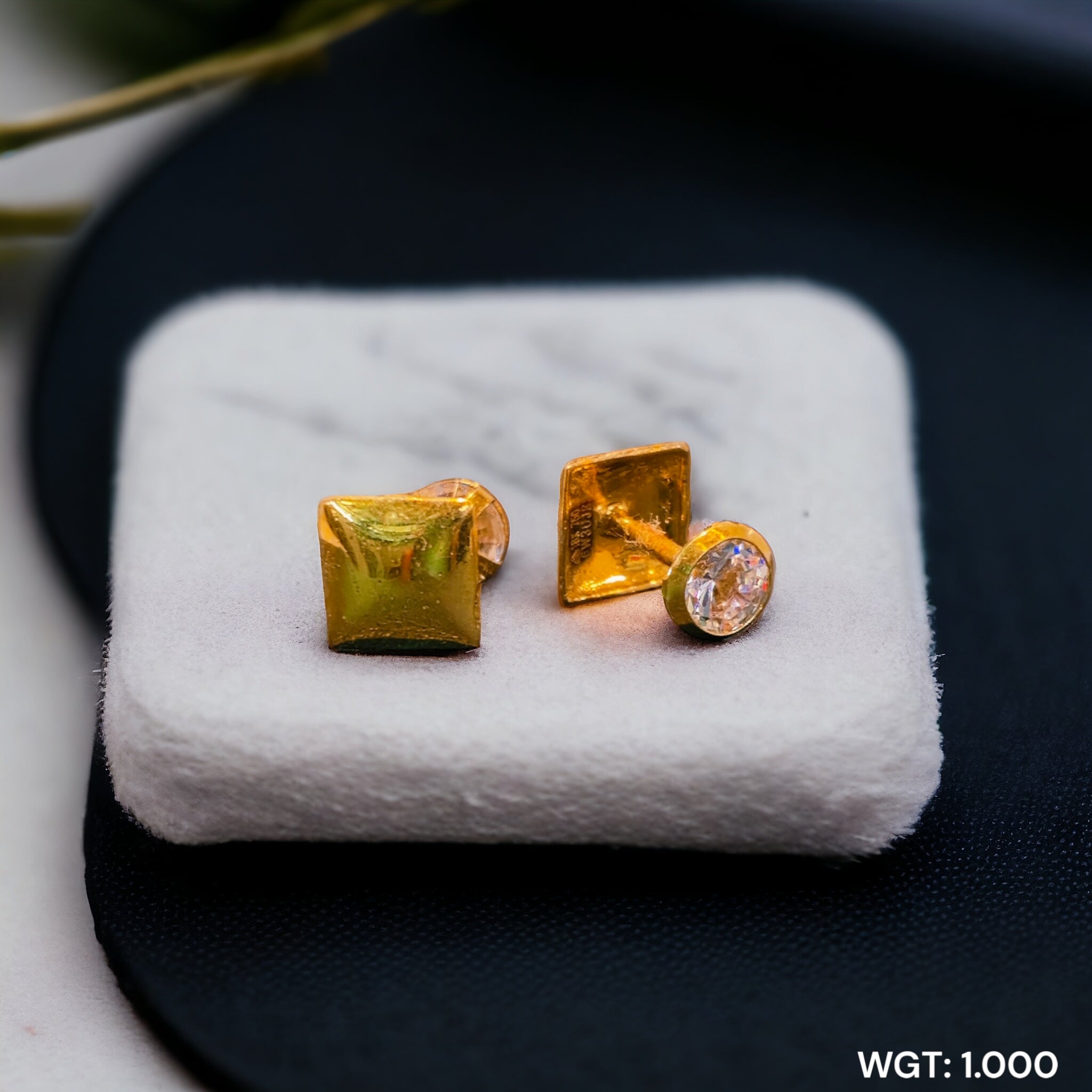 (GPT) RAJLAXMI (WGT: 1.00 GM APPROX) HALLMARK 18KT GOLD EAR TOPS STUD 1 PAIR FOR REGULAR USE.