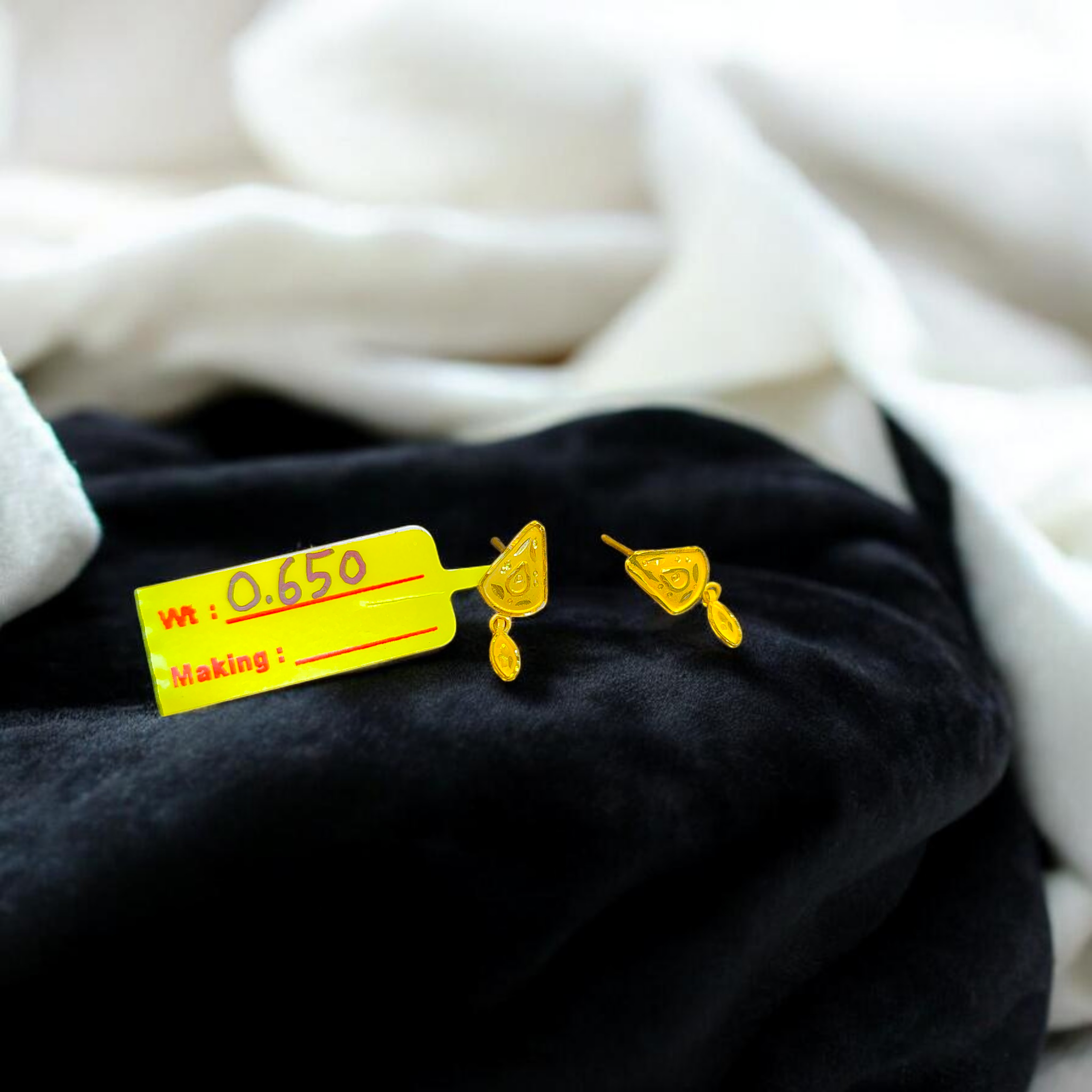 STUD EARRING- BIS CERTIFIED WGT: 0.650 GM APPROX HUID HALLMARK 916 22KT GOLD TOPS 1 PAIR FOR WOMEN.