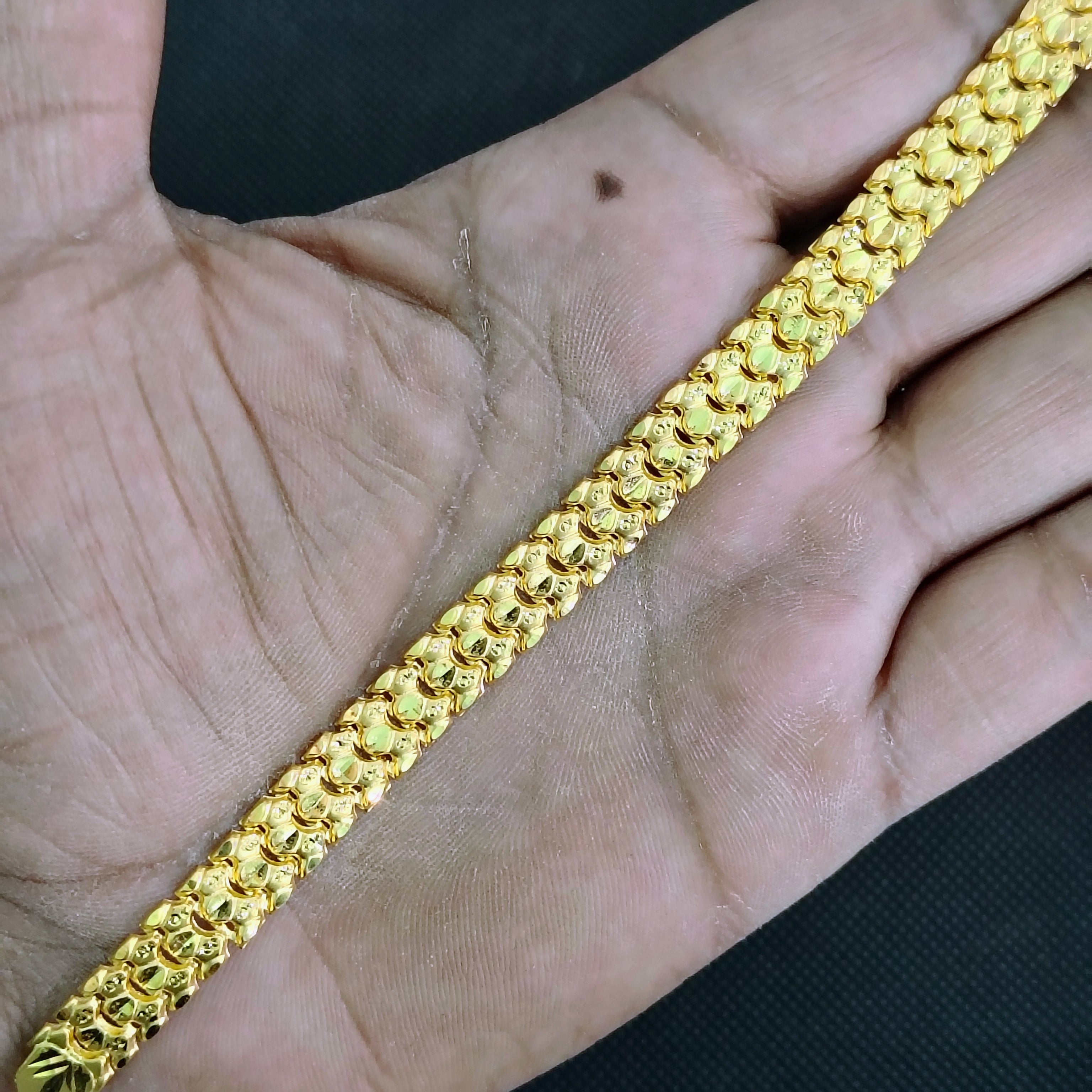 GOLD WRISTLET- 8" INCH WGT: 7.330 GM APPROX HUID HALLMARK 22KT GOLD WRISTLET 1 PIECE FOR MEN.