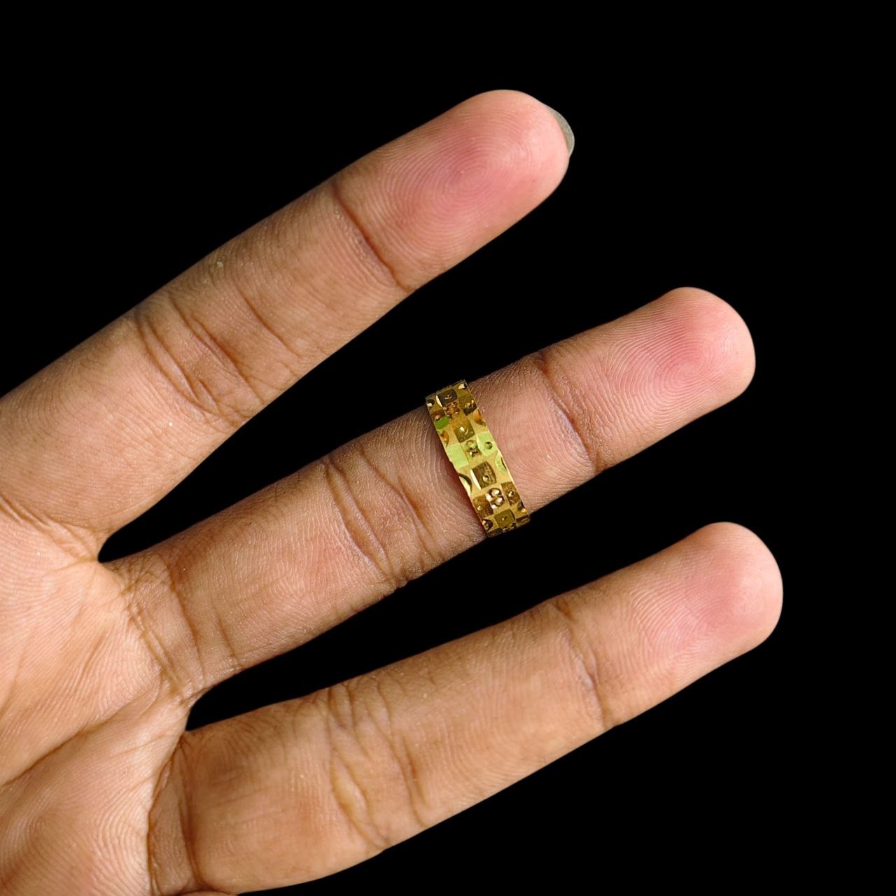 LADIES RING- (SIZE: 23 ) WGT: 1.750 GM APPROX BIS CERTIFIED HUID HALLMARK 916 22KT GOLD RING FOR WOMEN 1 PIECE.
