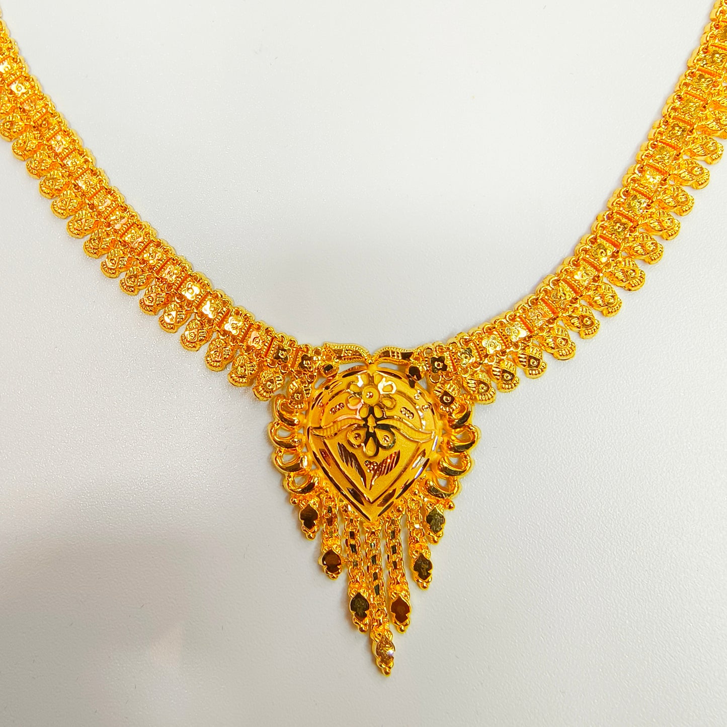 BIS CERTIFIED WGT: 6.420 GM APPROX HUID HALLMARK 22KT 916 GOLD NECKLACE CHOKER 1 PIECE FOR WOMEN(LAPPA DESIGN).