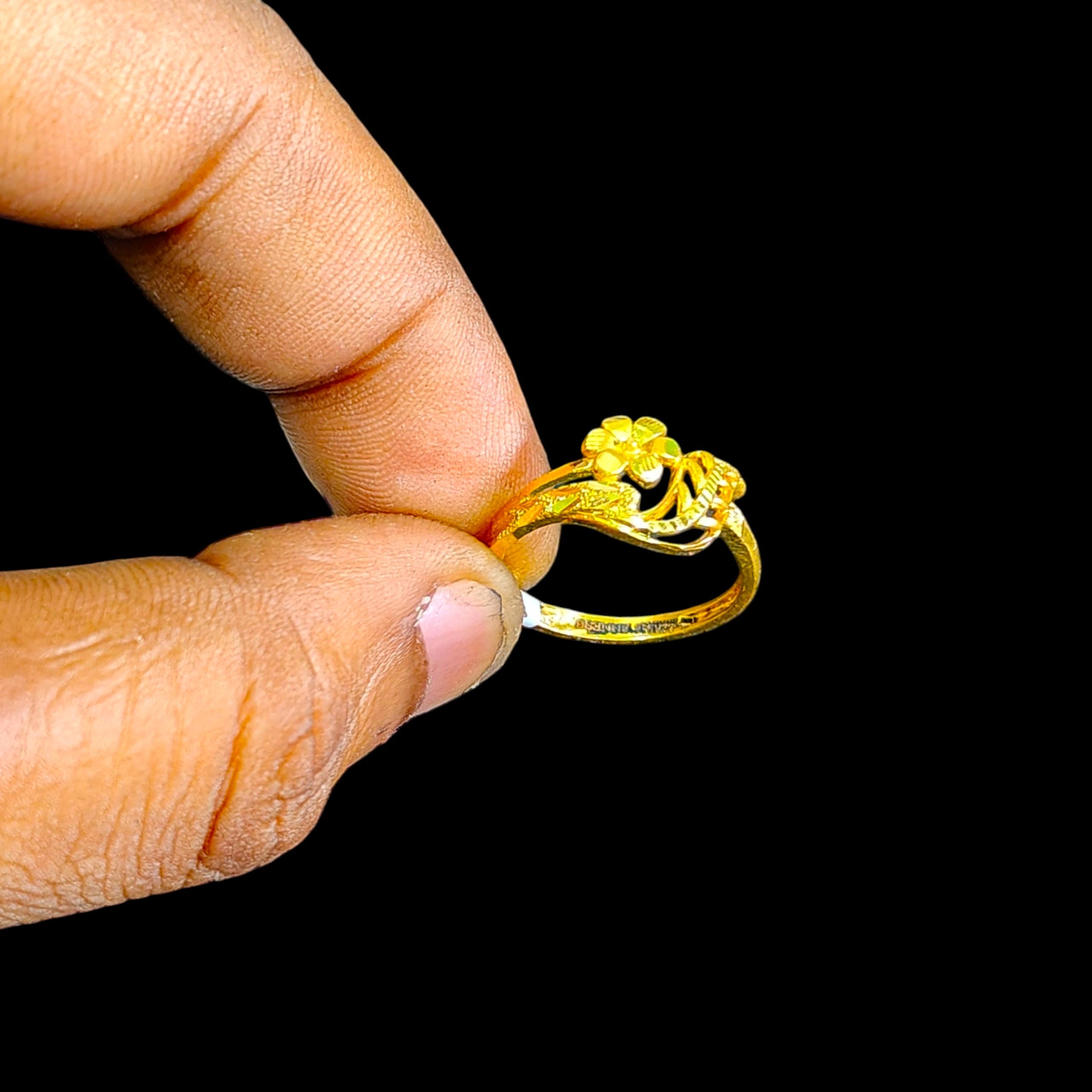 LADIES RING- (SIZE: 15) WGT: 2.650 GM APPROX 22KT HUID HALLMARK GOLD RING FOR WOMEN 1 PIECE.