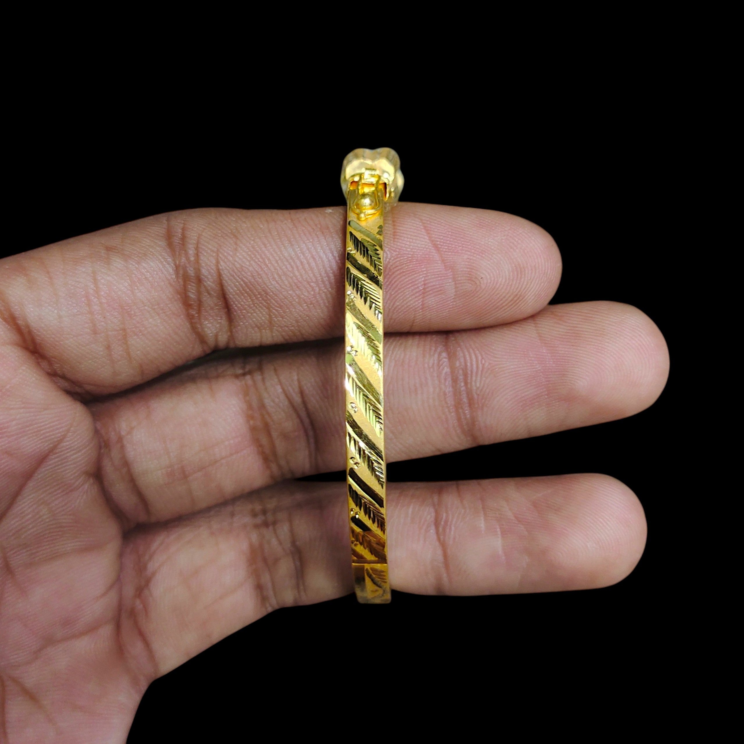 GOLD BRACELET NOA- (SIZE: 24) WGT: 5.490 GM APPROX 22KT HUID HALLMARK GOLD NOA BANGLES 1 PIECE.