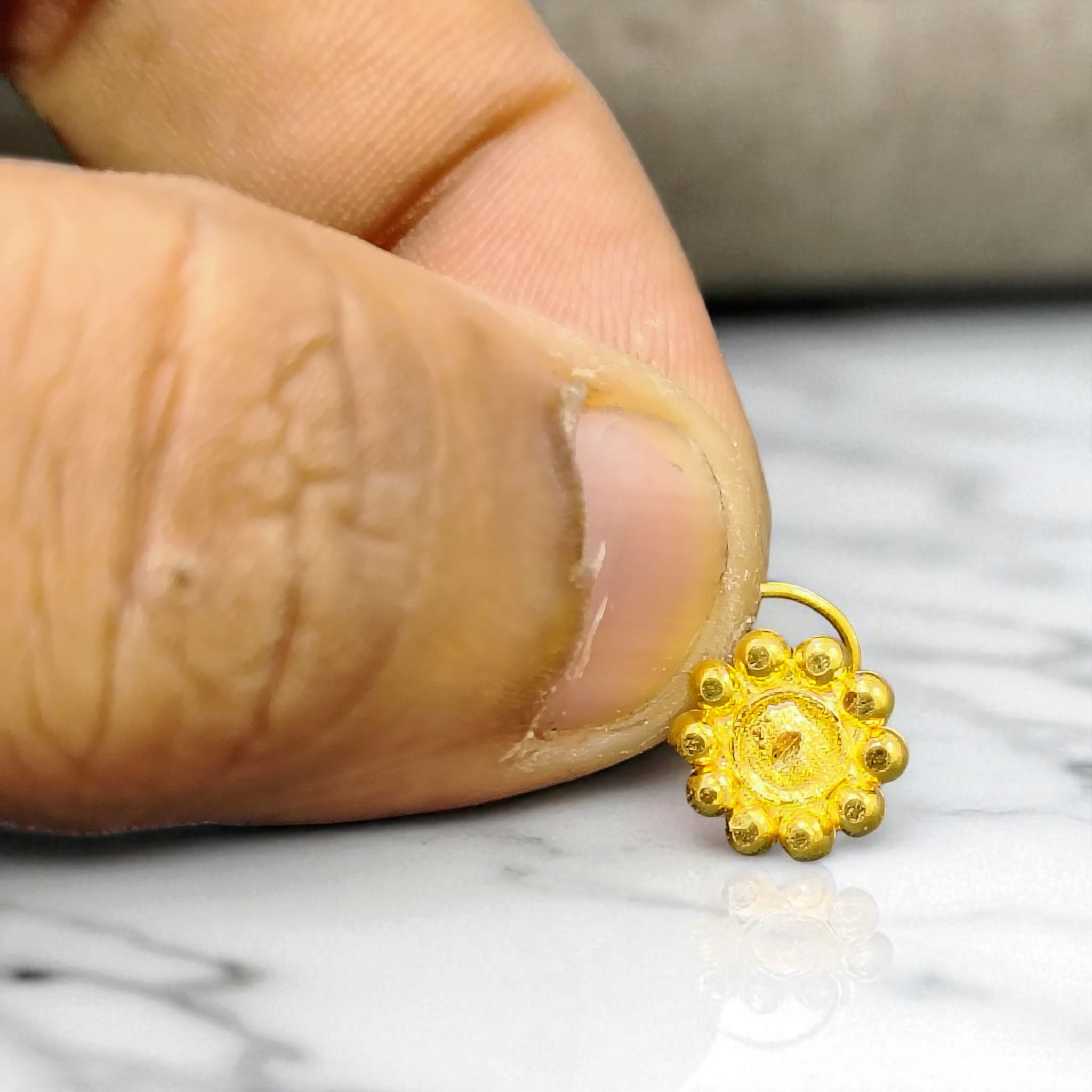 (GNP) RAJLAXMI WGT: 0.390 GM APPROX HUID HALLMARK 22KT GOLD NOSEPIN 1 PIECE FOR WOMEN.