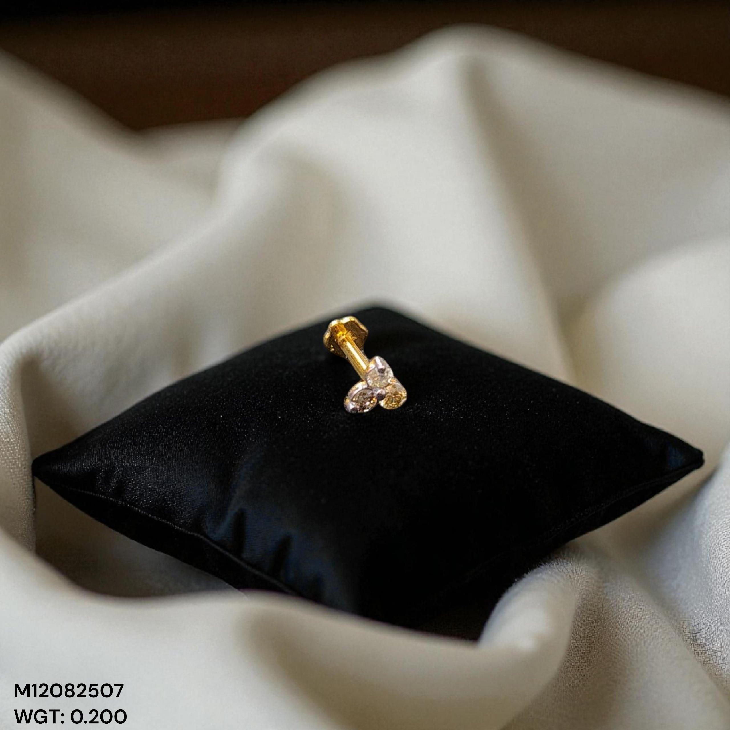 (GNP) RAJLAXMI DIAMOND JEWELLERY - WGT: 0.200 GM - NATURAL DIAMOND (0.07 CENT) HUID HALLMARK 18KT DIAMOND NOSEPIN FOR WOMEN WITH CERTIFICATE OF AUTHENTICITY BY IGJI (DESIGN NO: M12082507).