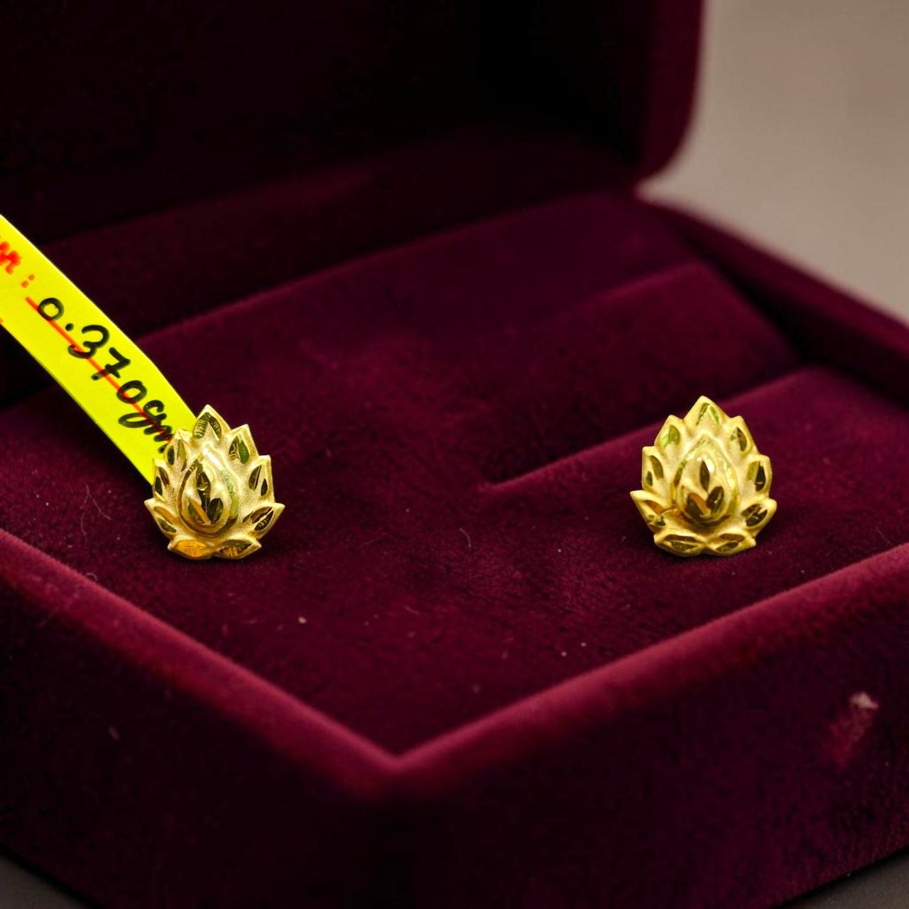 GOLD TOPS- BIS CERTIFIED (WGT: 0.370 GM APPROX) HUID HALLMARK 375 9KT GOLD TOPS 1 PAIR BEST FOR MARRIAGE GIFT.