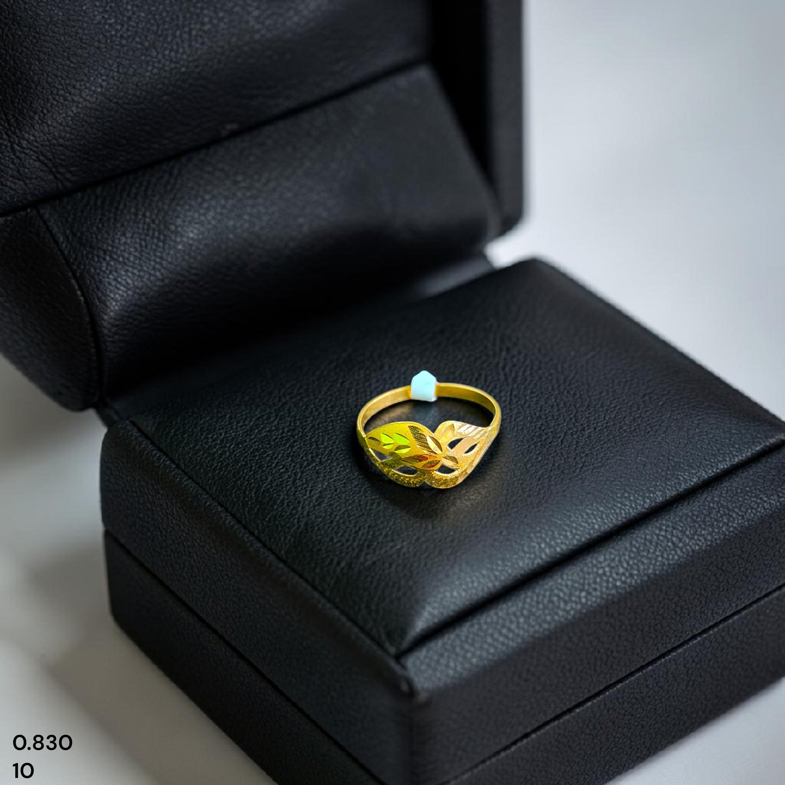 LADIES RING- (SIZE: 10) WGT: 0.830 GM APPROX 22KT HUID HALLMARK GOLD RING FOR WOMEN 1 PIECE.