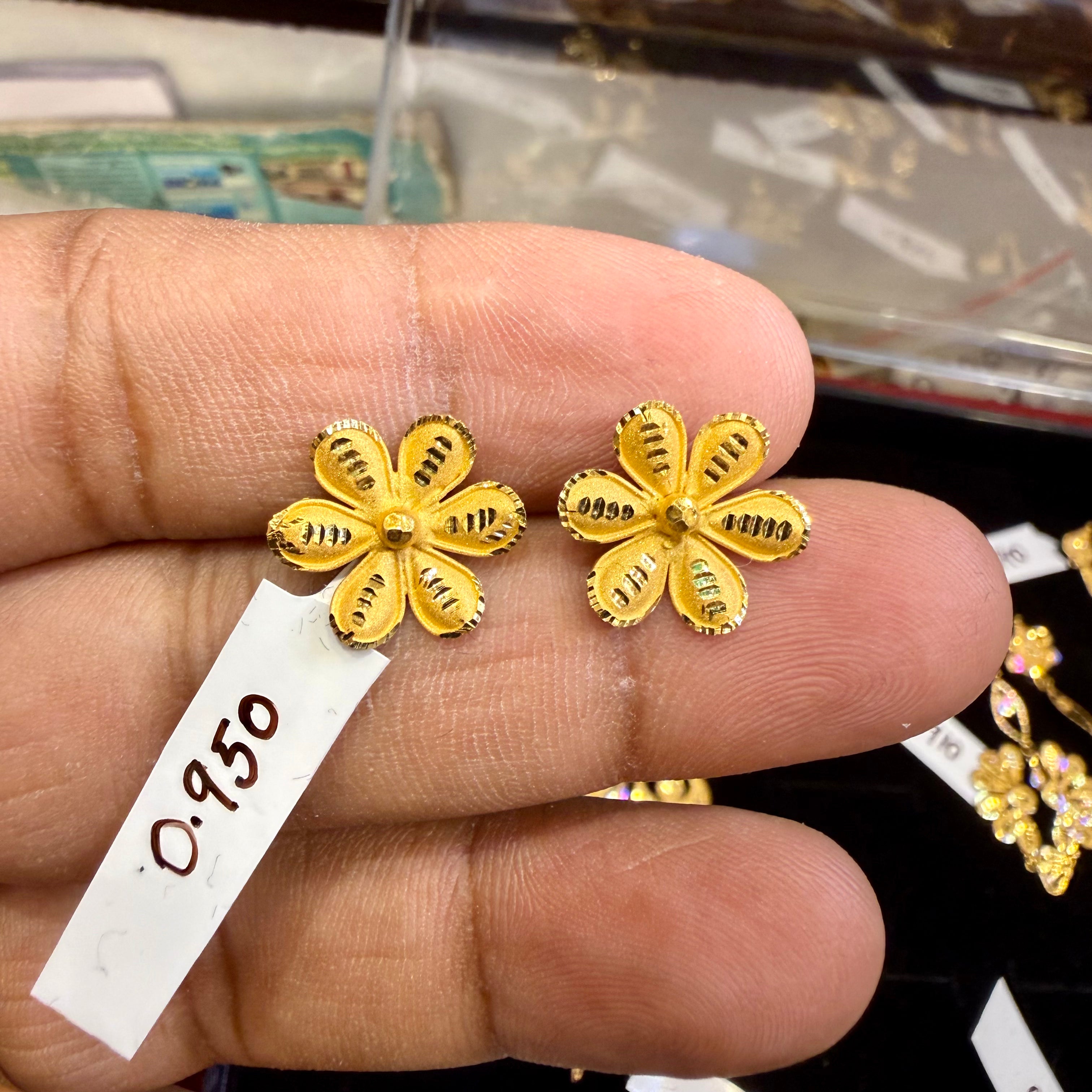 STUD EARRING- BIS CERTIFIED WGT: 0.950 GM APPROX HUID HALLMARK 916 22KT GOLD STUD EARRINGS 1 PAIR FOR WOMEN.