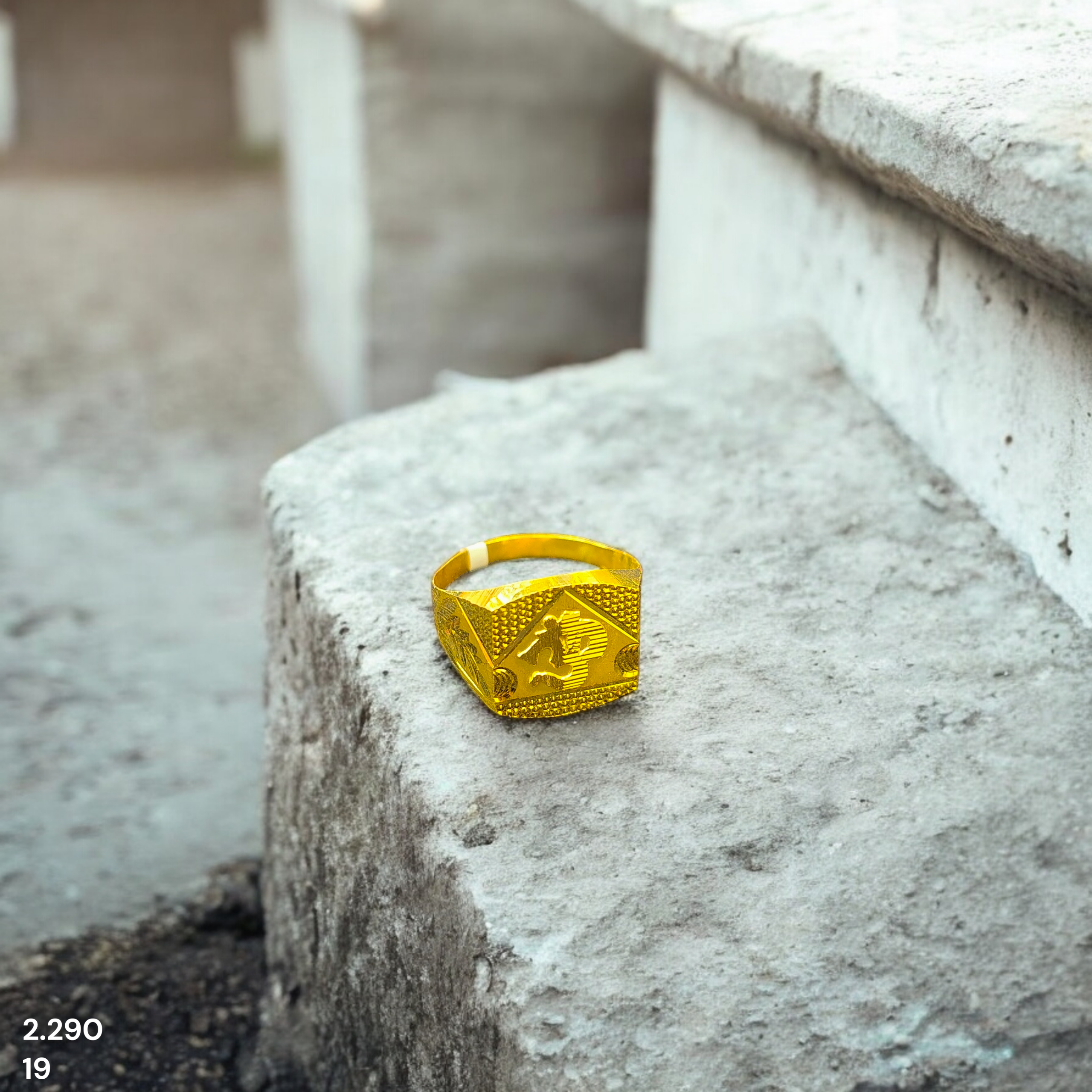 GENTS RING- SIZE:19 (WGT: 2.290 GRAM APPROX) BIS CERTIFIED HUID HALLMARK 916 22KT GOLD GENTS FINGER RING FOR MENS 1 PIECE (REGULAR USE).