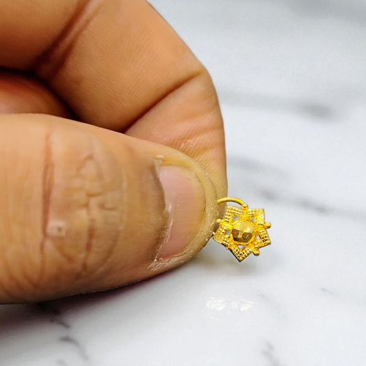 RAJLAXMI WGT: 0.310 GM APPROX HUID HALLMARK 22KT GOLD NOSEPIN 1 PIECE FOR WOMEN.
