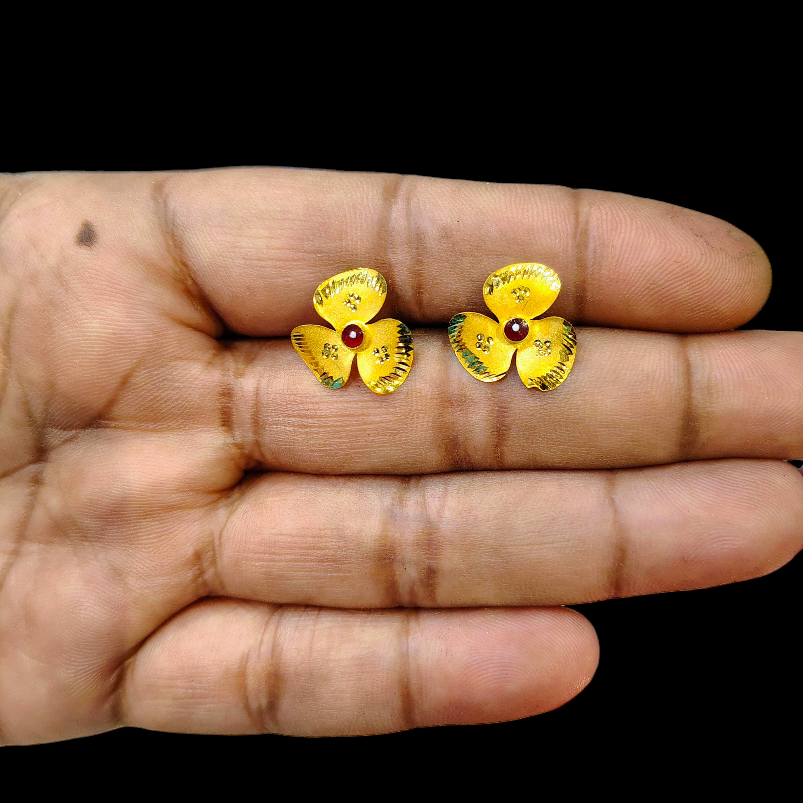 (GSE22) BIS CERTIFIED WGT: 0.850 GM APPROX HUID HALLMARK 916 22KT GOLD TOPS 1 PAIR FOR WOMEN.