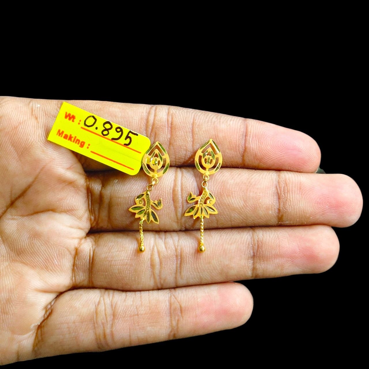 GOLD EARRINGS- BIS CERTIFIED WGT: 0.895 GM APPROX HUID HALLMARK 916 22KT GOLD EARRINGS 1 PAIR FOR WOMEN.