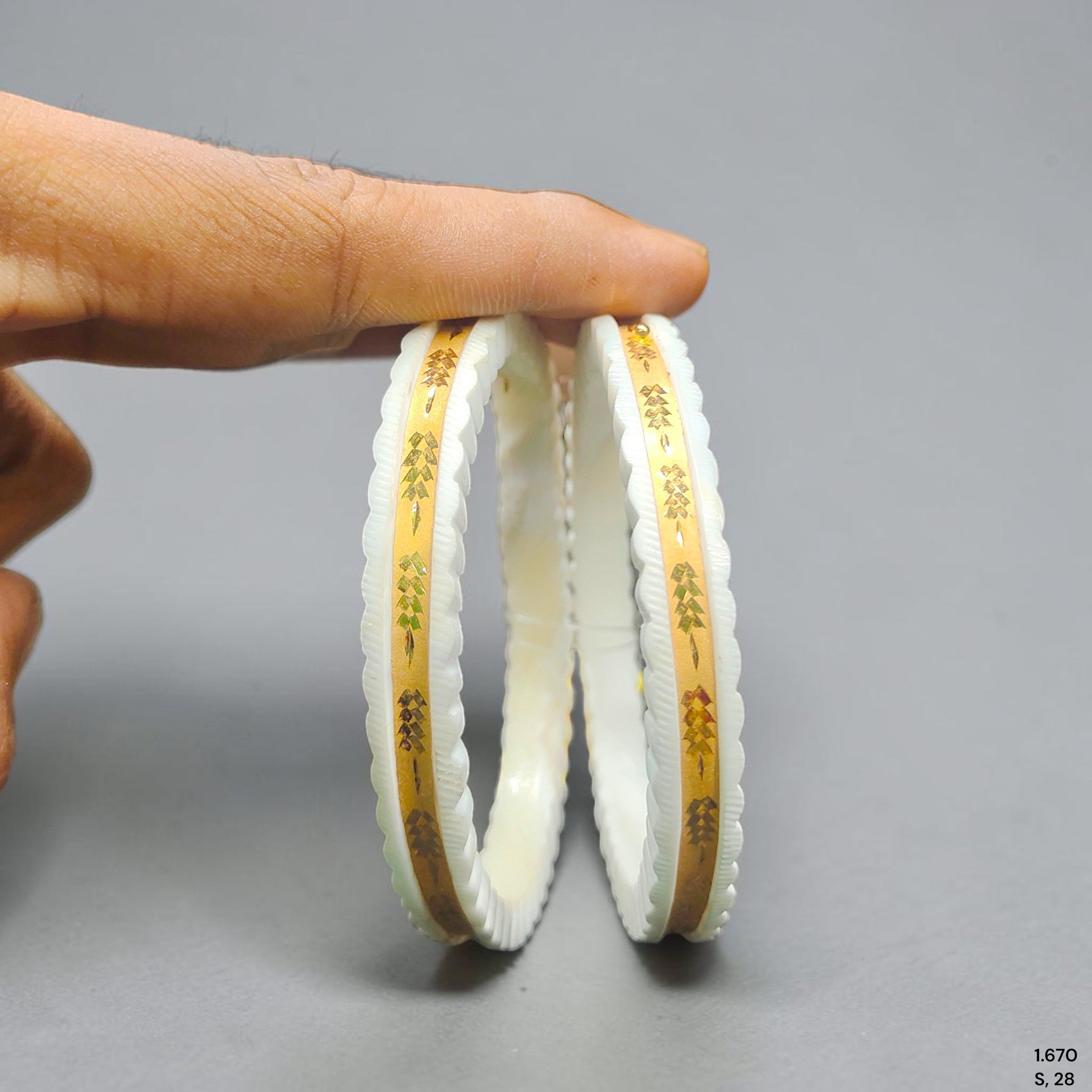SAKHA BADHANO- (SIZE:28) WGT: 1.670 GM APPROX HUID HALLMARK 22KT GOLD SAKHA BADHANO BANGLES 1 PAIR DESIGN FOR REGULAR USE.