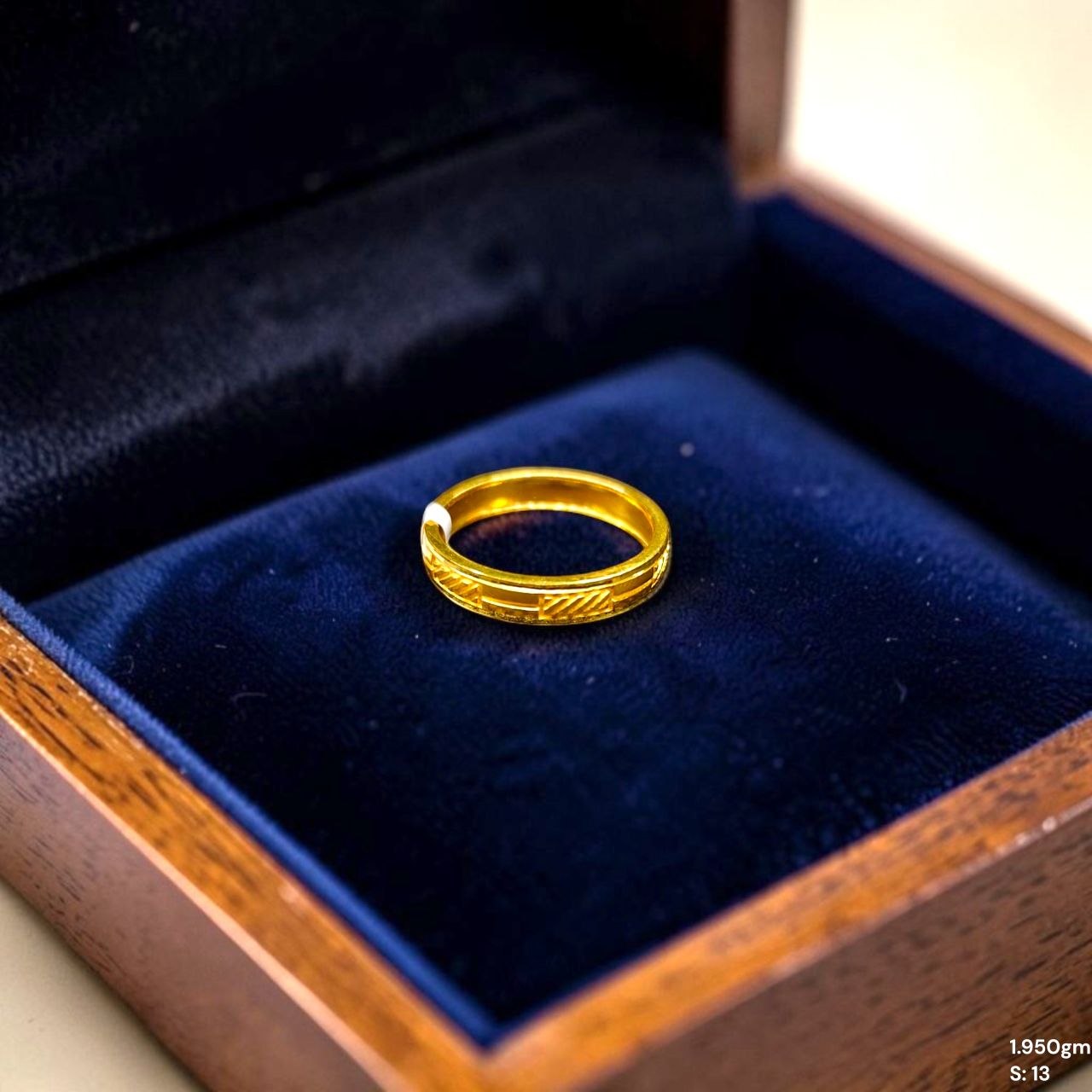 LADIES RING- (SIZE: 13) WGT: 1.950 GM APPROX BIS CERTIFIED HUID HALLMARK 9KT GOLD THUMB RING FOR UNISEX 1 PIECE.