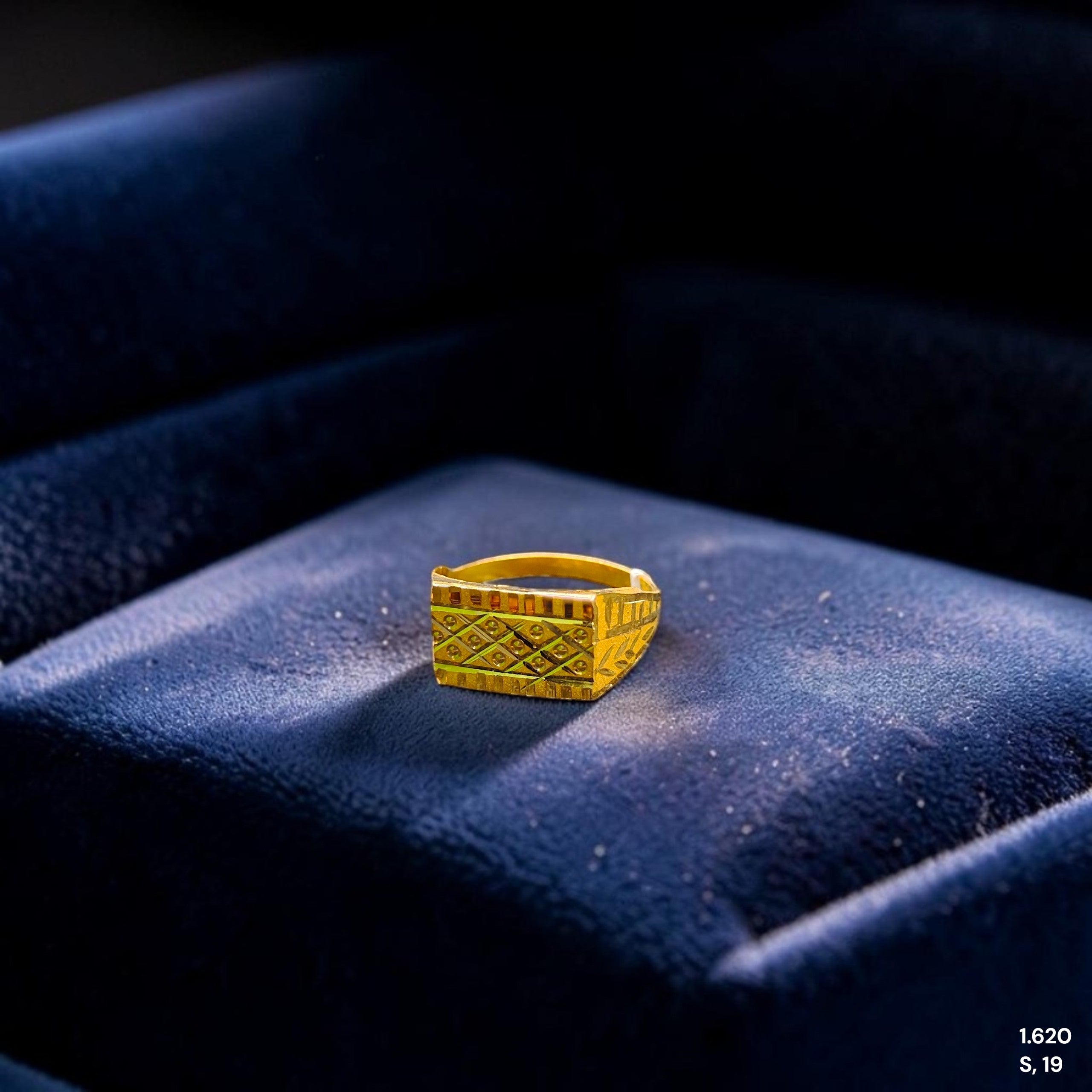 GENTS RING- SIZE:19 (WGT: 1.620 GM APPROX) BIS CERTIFIED HUID HALLMARK 916 22KT GOLD GENTS FINGER RING FOR MEN 1 PIECE.