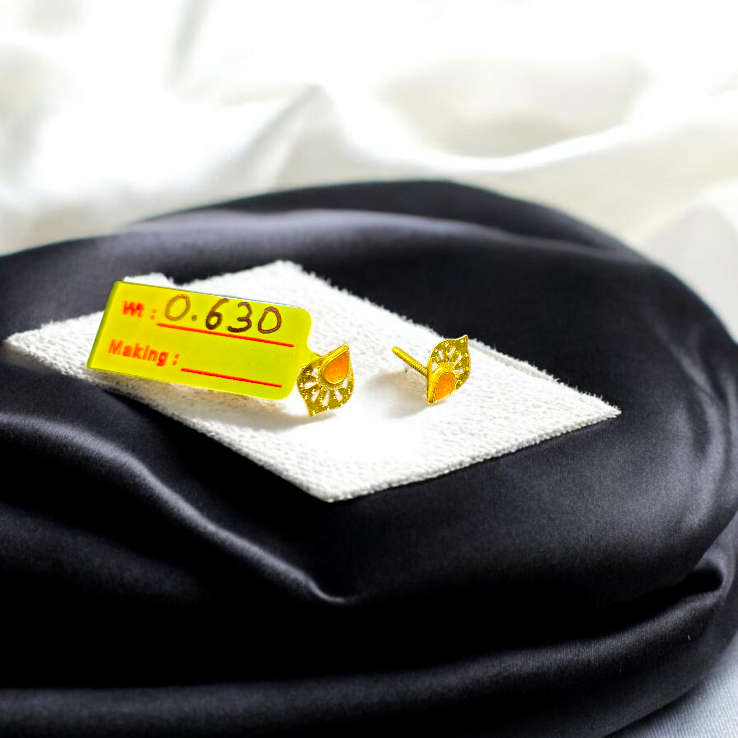 STUD EARRING- BIS CERTIFIED WGT: 0.630 GM APPROX HUID HALLMARK 916 22KT GOLD TOPS 1 PAIR FOR WOMEN.