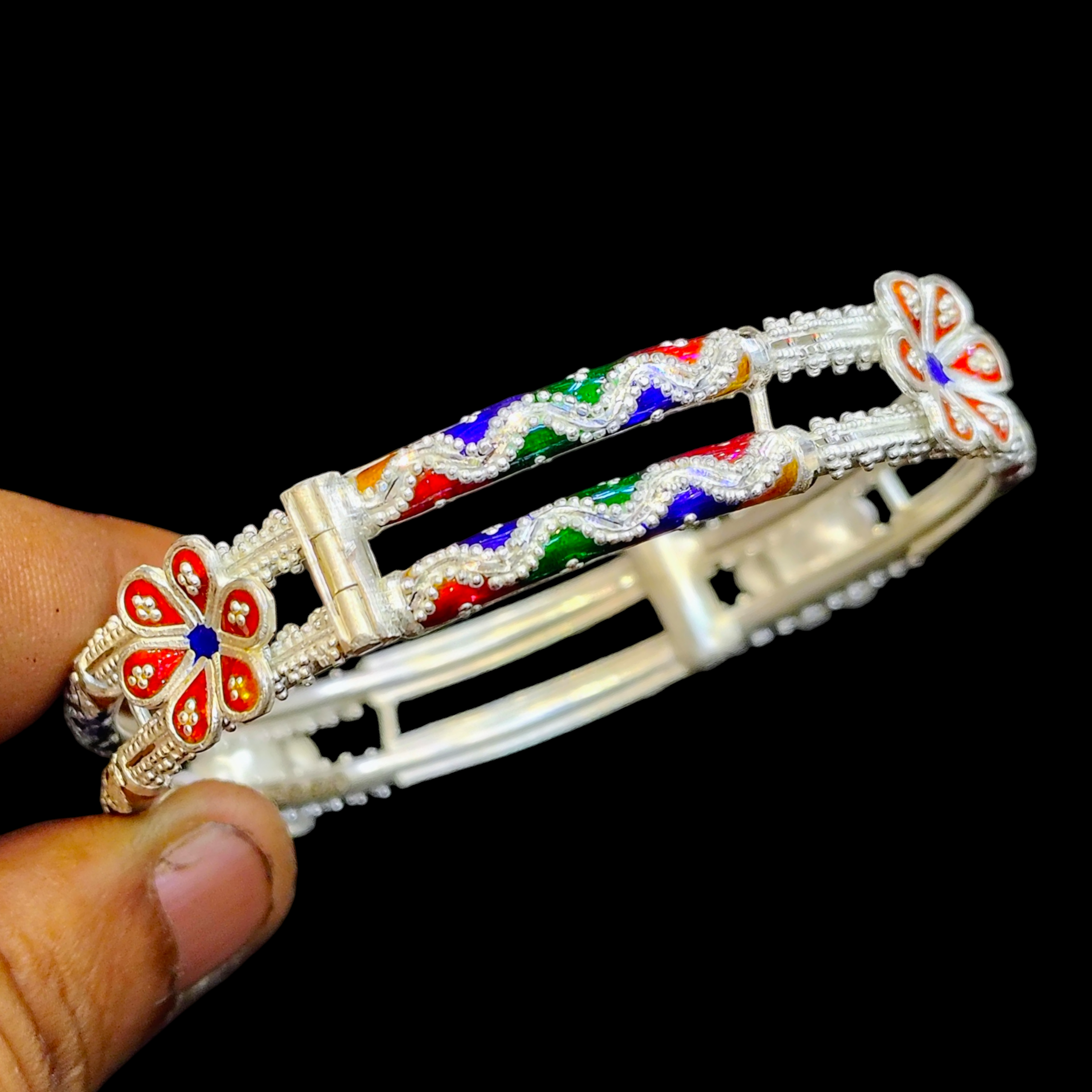 LUXURY SILVER BANGLE- (SIZE 26 KHILEN) CERTIFIED BIS HALLMARK 925 SILVER BANGLE (MANIPUR DESIGN) APPROX WGT: 24.350 GM (1 PIECE) FOR REGULAR USE FOR WOMEN.