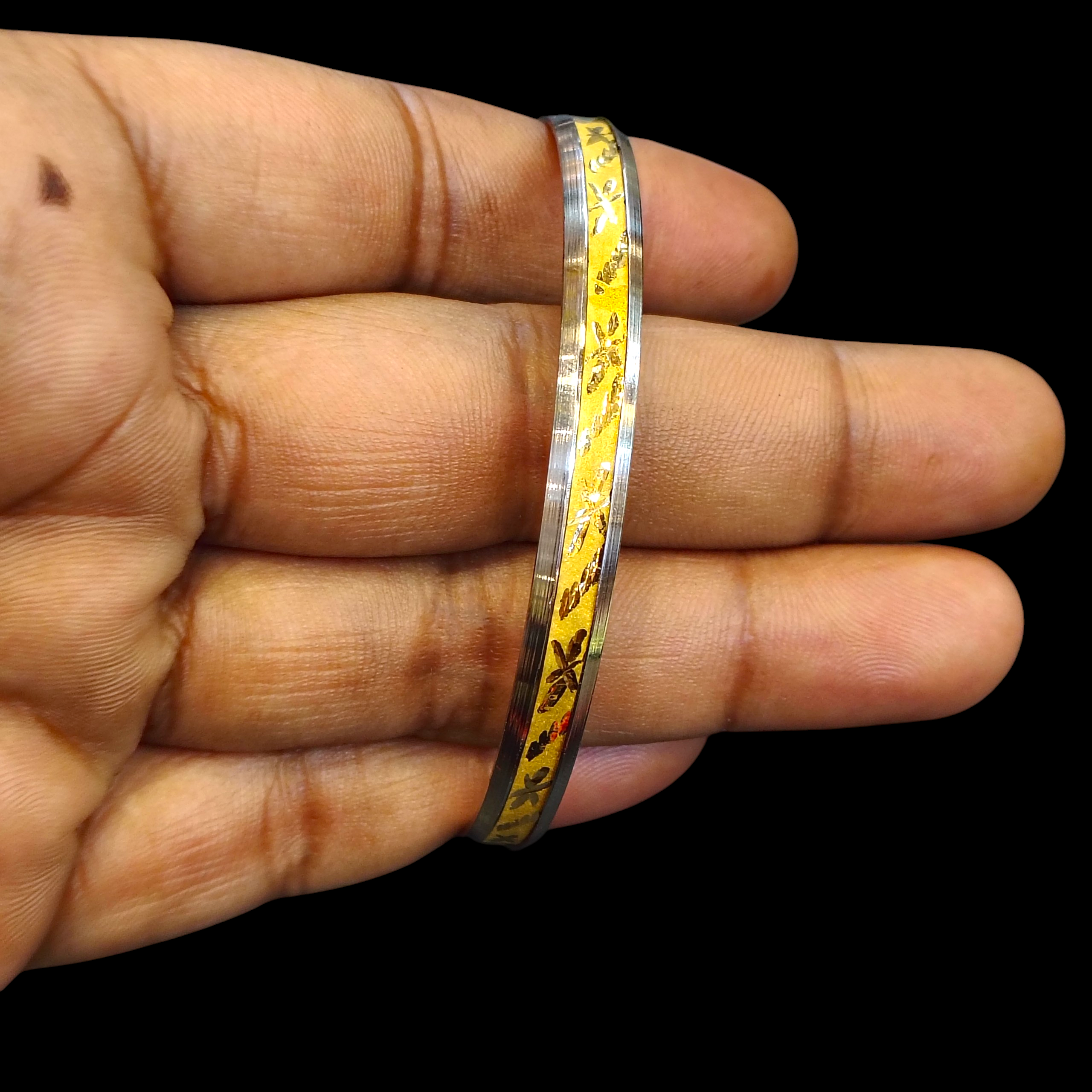 GOLD CHURI NOA- (SIZE: 26) WGT: 0.650 GM APPROX 22KT HUID HALLMARK GOLD NOA BANGLES 1 PIECE.