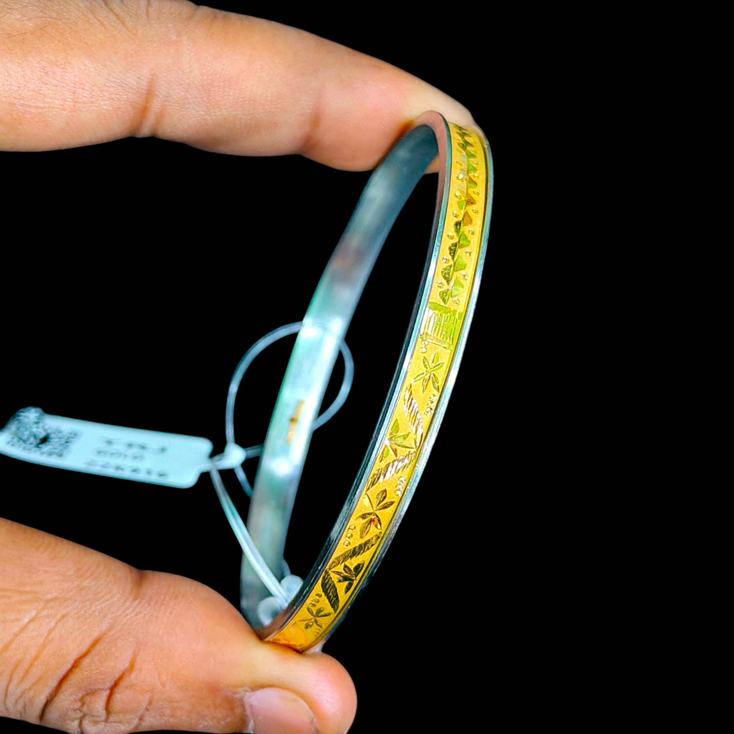GOLD CHURI NOA- (SIZE: 26) WGT: 1.040 GM APPROX 22KT HUID HALLMARK GOLD NOA BANGLES 1 PIECE.